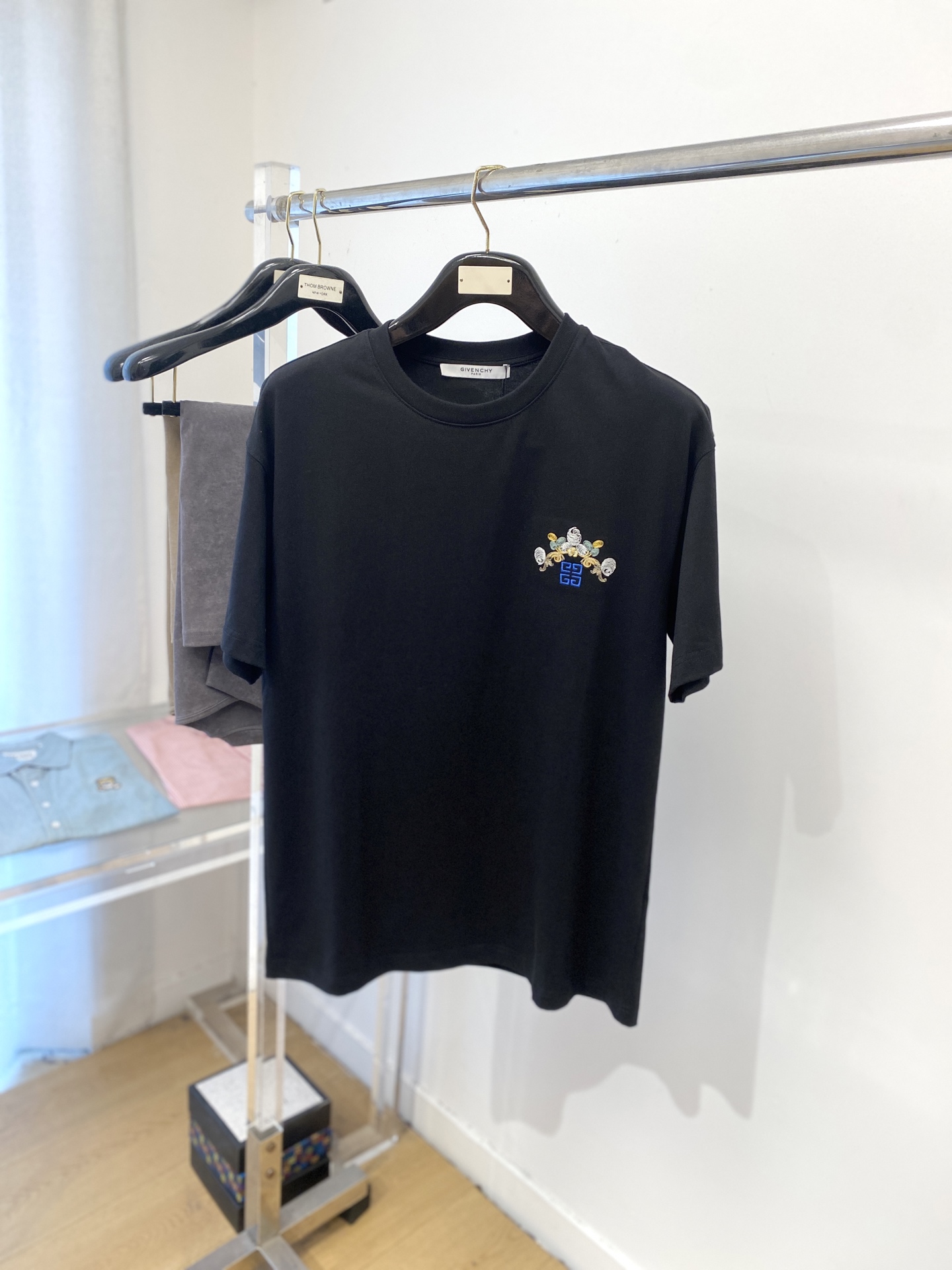 NO:478248,Givenchy, the latest short-sleeved T-shirt in 2025, handsome and fashionable, exquisite embroidered pattern logo on the chest, simple and versatile style. The fabric cotton is not only crisp, maintains the trendy silhouette, but also comfortable to wear, with more delicate yarn and size S-XXL, given, T-shirt,tees, t-shirt,alexander wang19860909纪梵希、2025最新款短袖T恤,帅气时尚,胸前精致刺绣图案logo,简约百搭款.面料棉 不仅挺括,保持潮流的廓形,又穿着舒适,纱织更细腻,码数 S-XXL,,givenchy,T-shirt,tees，t-shirt,alexander wang,Men's clothing