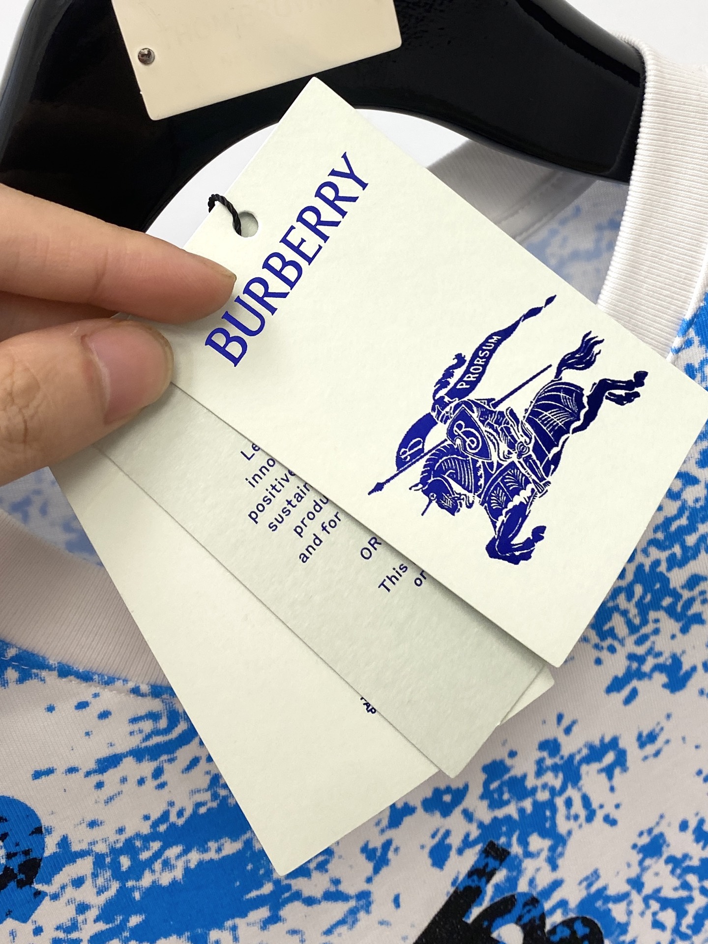 巴宝莉、2025最新款短袖T恤，帅气时尚，顶级数码定位印花字母logo，简约百搭款。面料棉 不仅挺括，保