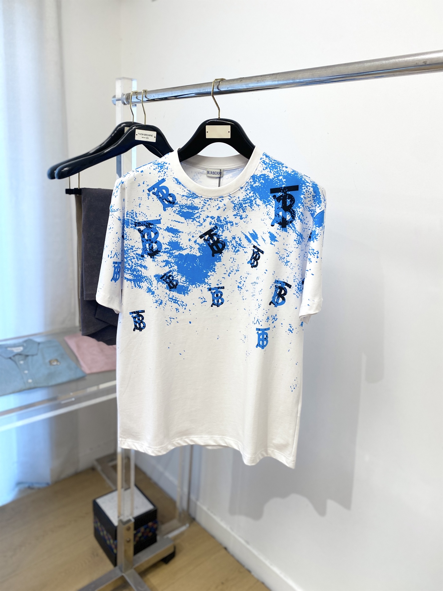 巴宝莉、2025最新款短袖T恤，帅气时尚，顶级数码定位印花字母logo，简约百搭款。面料棉 不仅挺括，保