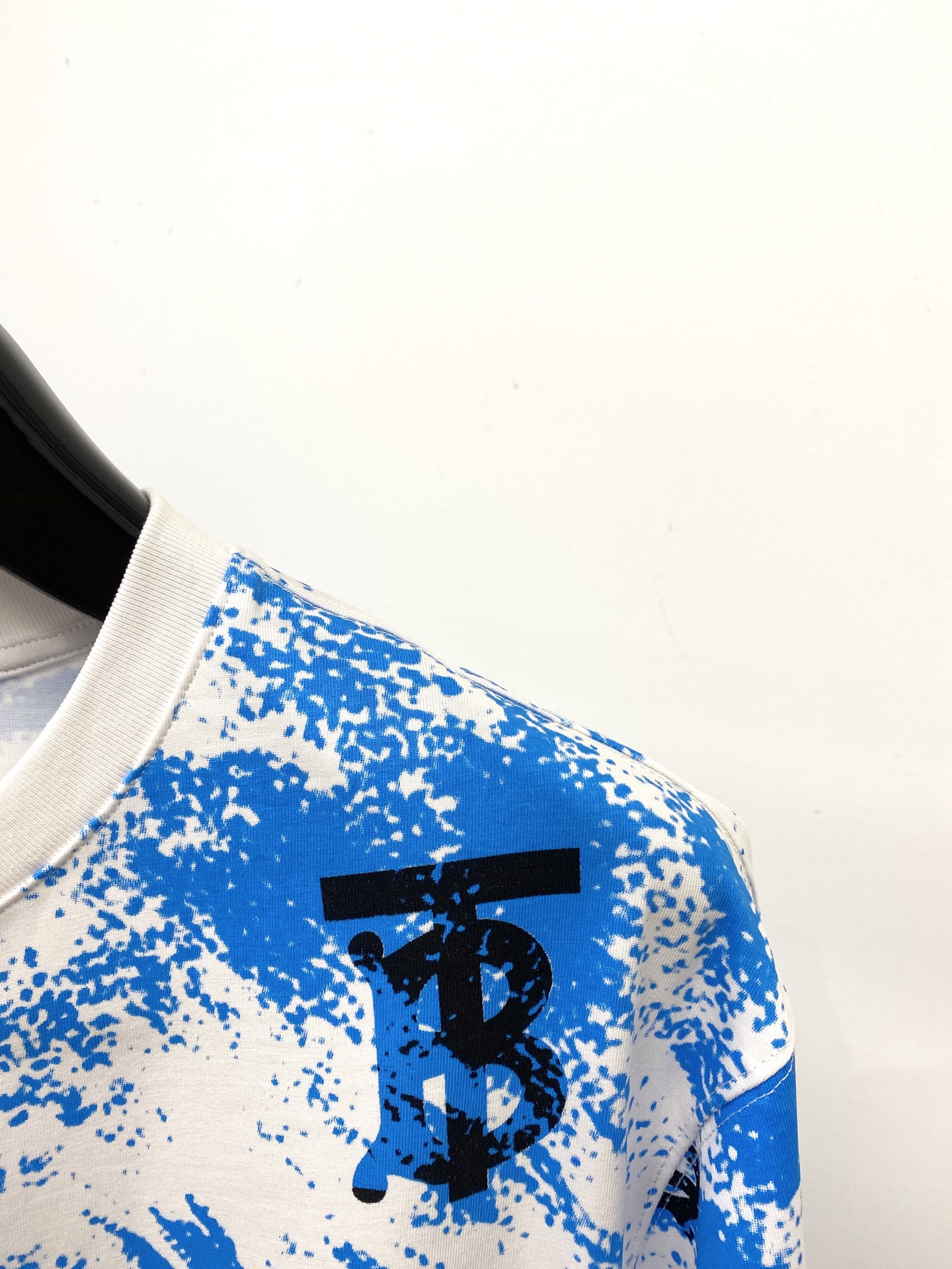 巴宝莉、2025最新款短袖T恤，帅气时尚，顶级数码定位印花字母logo，简约百搭款。面料棉 不仅挺括，保