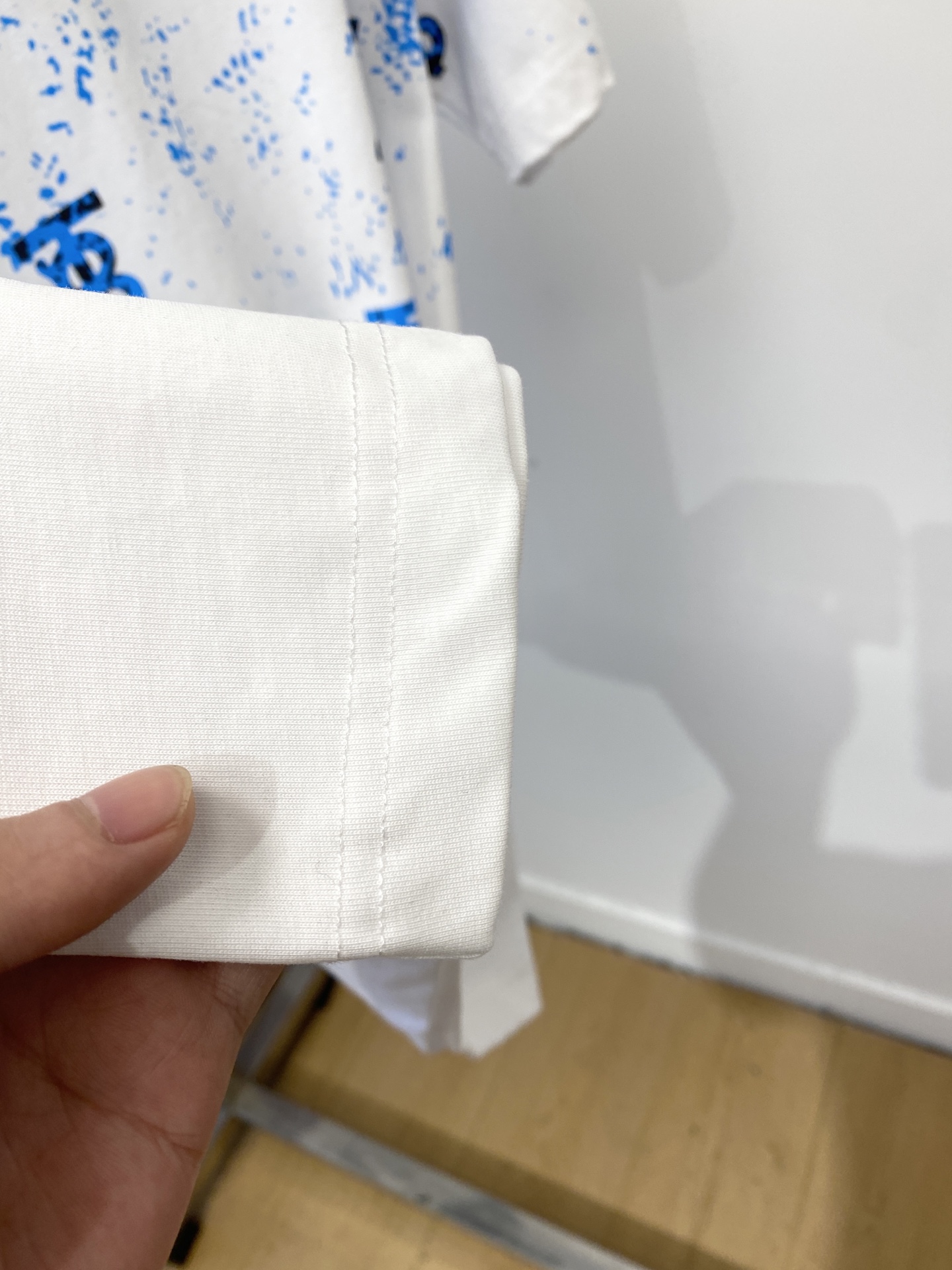 巴宝莉、2025最新款短袖T恤，帅气时尚，顶级数码定位印花字母logo，简约百搭款。面料棉 不仅挺括，保