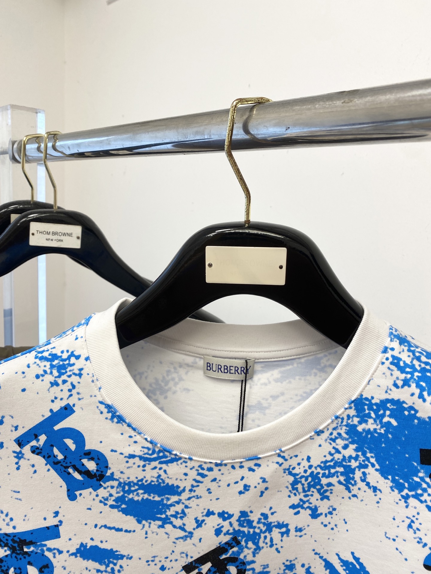 巴宝莉、2025最新款短袖T恤，帅气时尚，顶级数码定位印花字母logo，简约百搭款。面料棉 不仅挺括，保