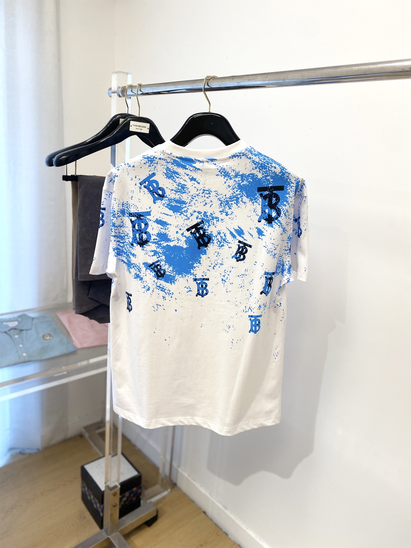 巴宝莉、2025最新款短袖T恤，帅气时尚，顶级数码定位印花字母logo，简约百搭款。面料棉 不仅挺括，保