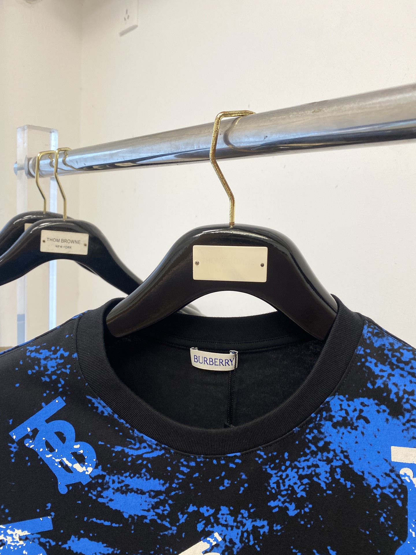 巴宝莉、2025最新款短袖T恤，帅气时尚，顶级数码定位印花字母logo，简约百搭款。面料棉 不仅挺括，保