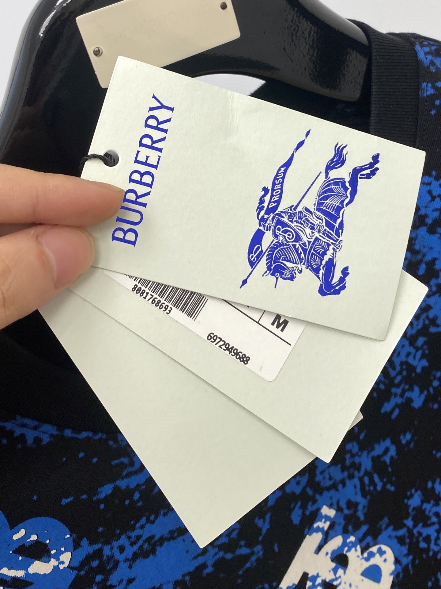 巴宝莉、2025最新款短袖T恤，帅气时尚，顶级数码定位印花字母logo，简约百搭款。面料棉 不仅挺括，保