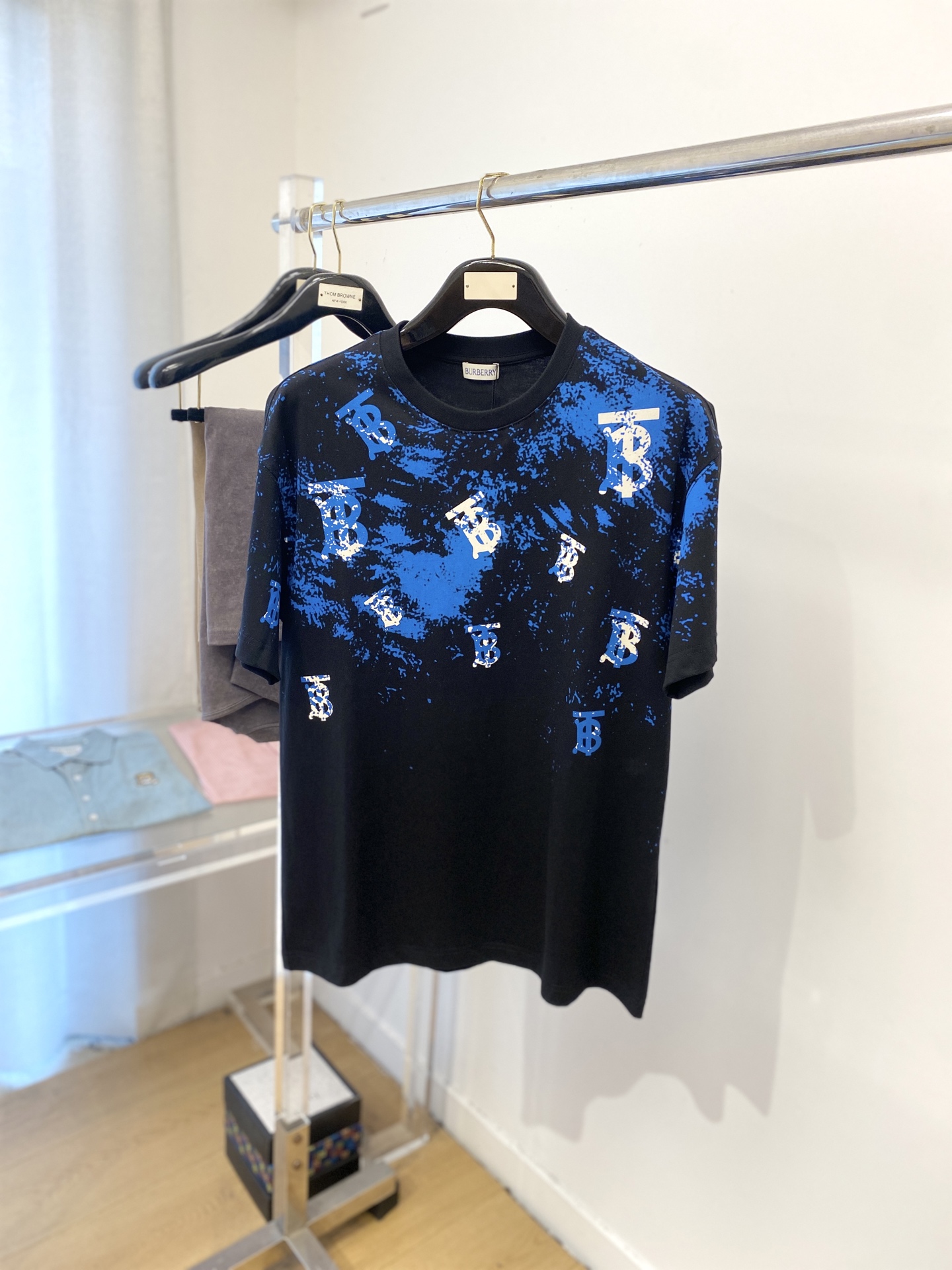 NO:472907,Burberry, the latest short-sleeved T-shirt in 2025, handsome and fashionable, top digital positioned printed letter logo, simple and versatile. Fabric cotton is not only crisp, maintains a fashionable silhouette, but also comfortable to wear, with more delicate yarn, code number S-XXL, burberry, T-shirt, tees, t-shirt, alexander wang19860909巴宝莉、2025最新款短袖T恤,帅气时尚,顶级数码定位印花字母logo,简约百搭款.面料棉 不仅挺括,保持潮流的廓形,又穿着舒适,纱织更细腻,码数 S-XXL,,burberry,T-shirt,tees，t-shirt,alexander wang,Men's clothing