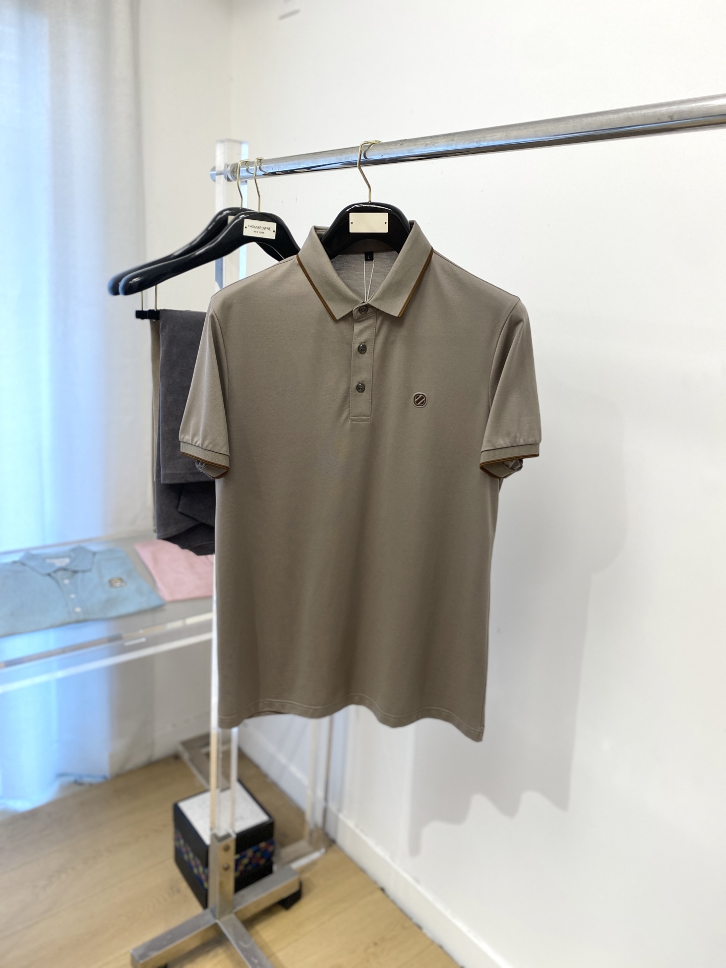 NO:475479,Zenia, the latest short-sleeved T-shirt in 2025, handsome and fashionable, chest design, bump-printed letter logo, simple and versatile style. Fabric cotton is not only crisp, maintains a fashionable silhouette, but also comfortable to wear, with more delicate yarn, code number M-3XL,,zegna,T-shirt,tees,t-shirt,alexander wang19860909杰尼亚、2025最新款短袖T恤,帅气时尚,胸前设计凹凸印胶字母logo,简约百搭款.面料棉 不仅挺括,保持潮流的廓形,又穿着舒适,纱织更细腻,码数 M-3XL,,zegna,T-shirt,tees，t-shirt,alexander wang,Men's clothing