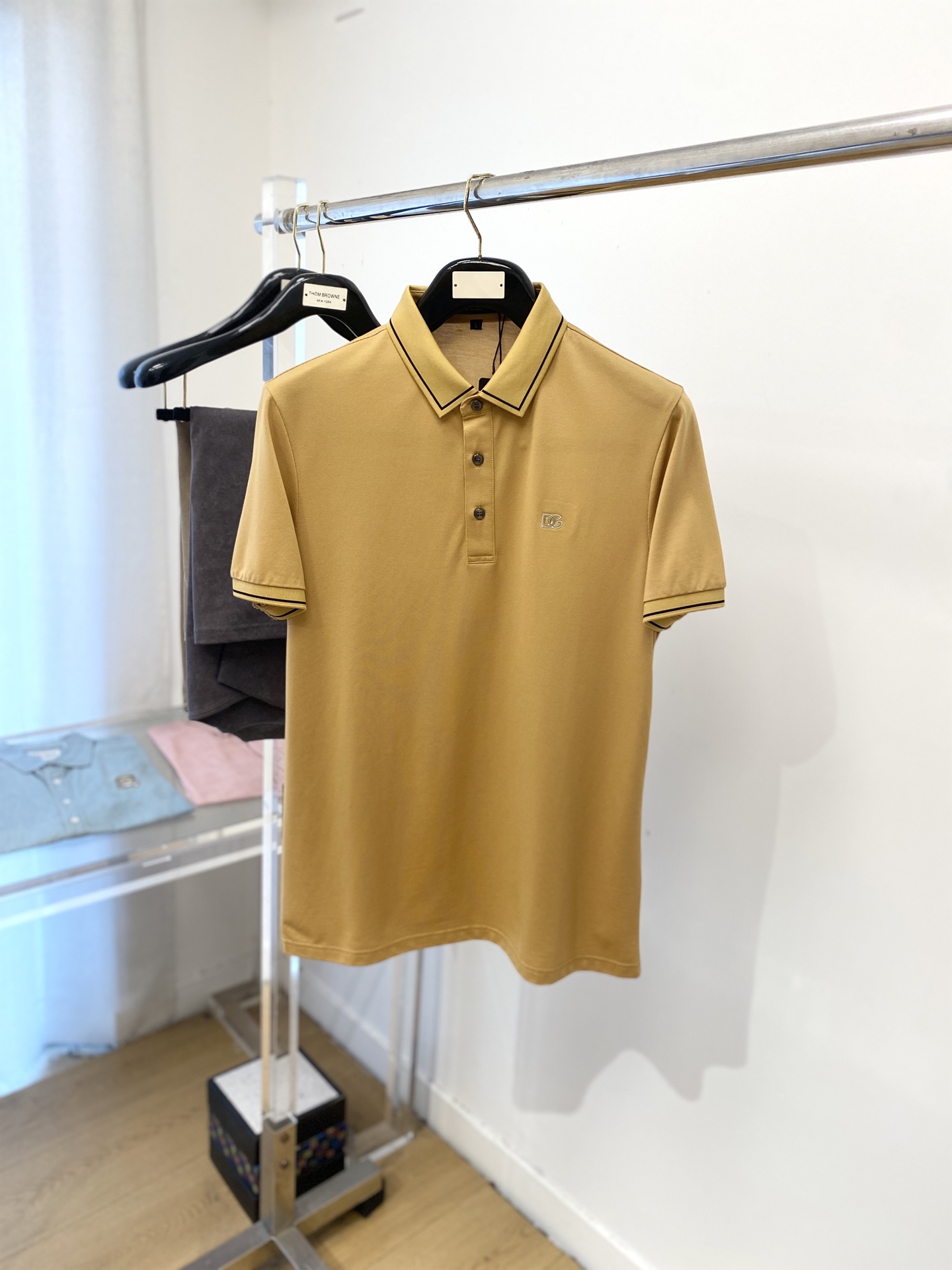 NO:475486,DG, the latest short-sleeved T-shirt in 2025, handsome and fashionable, embroidered and printed letter logo on the chest, simple and versatile style. The fabric cotton is not only crisp, maintains the trendy silhouette, but also comfortable to wear, the yarn is more delicate, and the number of codes M-3XL,,T-shirt,tees,t-shirt,alexander wang19860909DG、2025最新款短袖T恤,帅气时尚,胸前刺绣印胶字母logo,简约百搭款.面料棉 不仅挺括,保持潮流的廓形,又穿着舒适,纱织更细腻,码数 M-3XL,,T-shirt,tees，t-shirt,alexander wang,Men's clothing