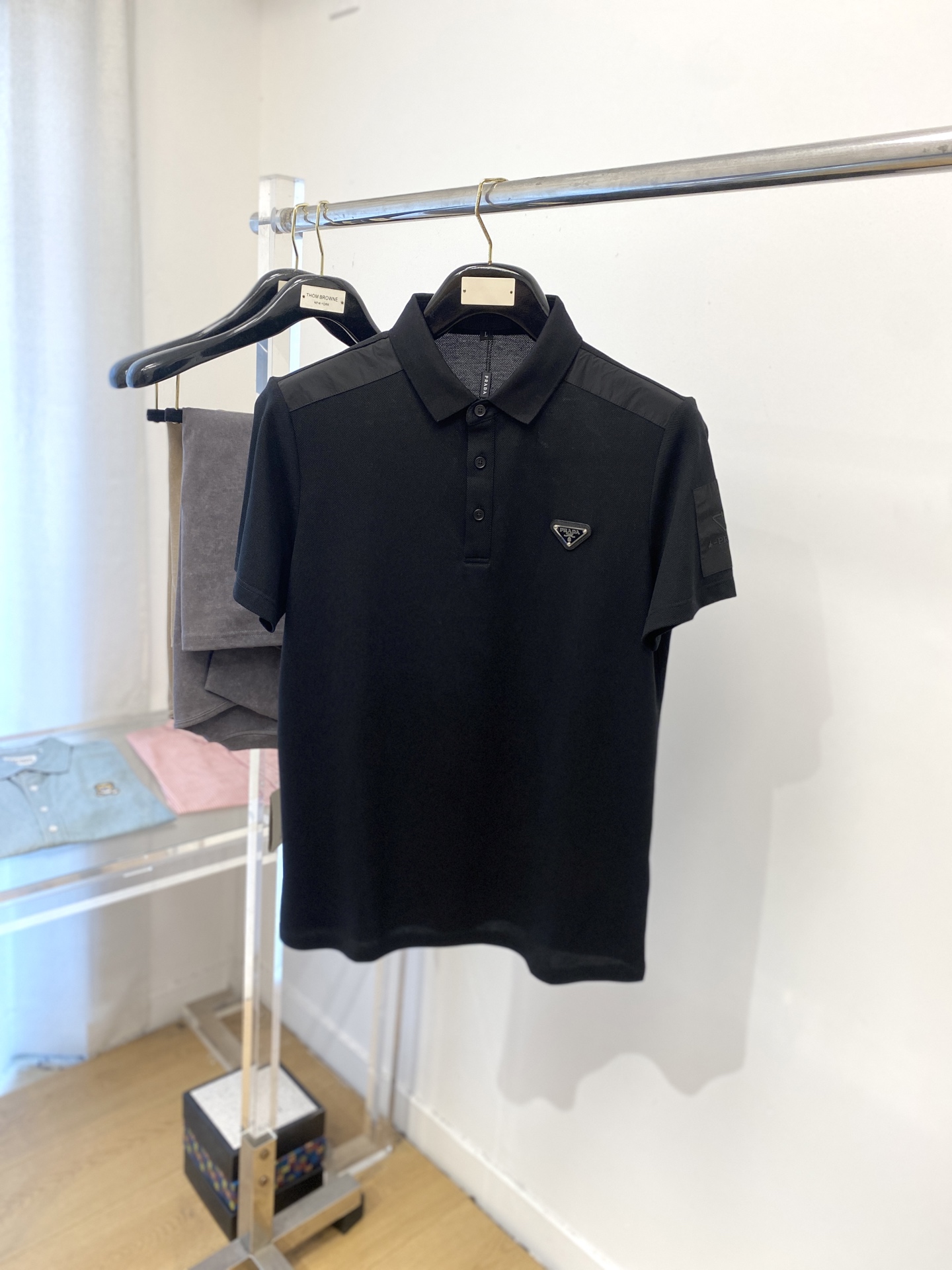 NO:475495,Prada, the latest short-sleeved T-shirt in 2025, handsome and fashionable, chest hardware decorative triangle logo, simple and versatile style. Fabric cotton is not only crisp, maintains a fashionable silhouette, but also comfortable to wear, with more delicate yarn, and size M-3XL,,prada,T-shirt,tees,t-shirt,alexander wang19860909普拉达、2025最新款短袖T恤,帅气时尚,胸前五金装饰三角标logo,简约百搭款.面料棉 不仅挺括,保持潮流的廓形,又穿着舒适,纱织更细腻,码数 M-3XL,,prada,T-shirt,tees，t-shirt,alexander wang,Men's clothing