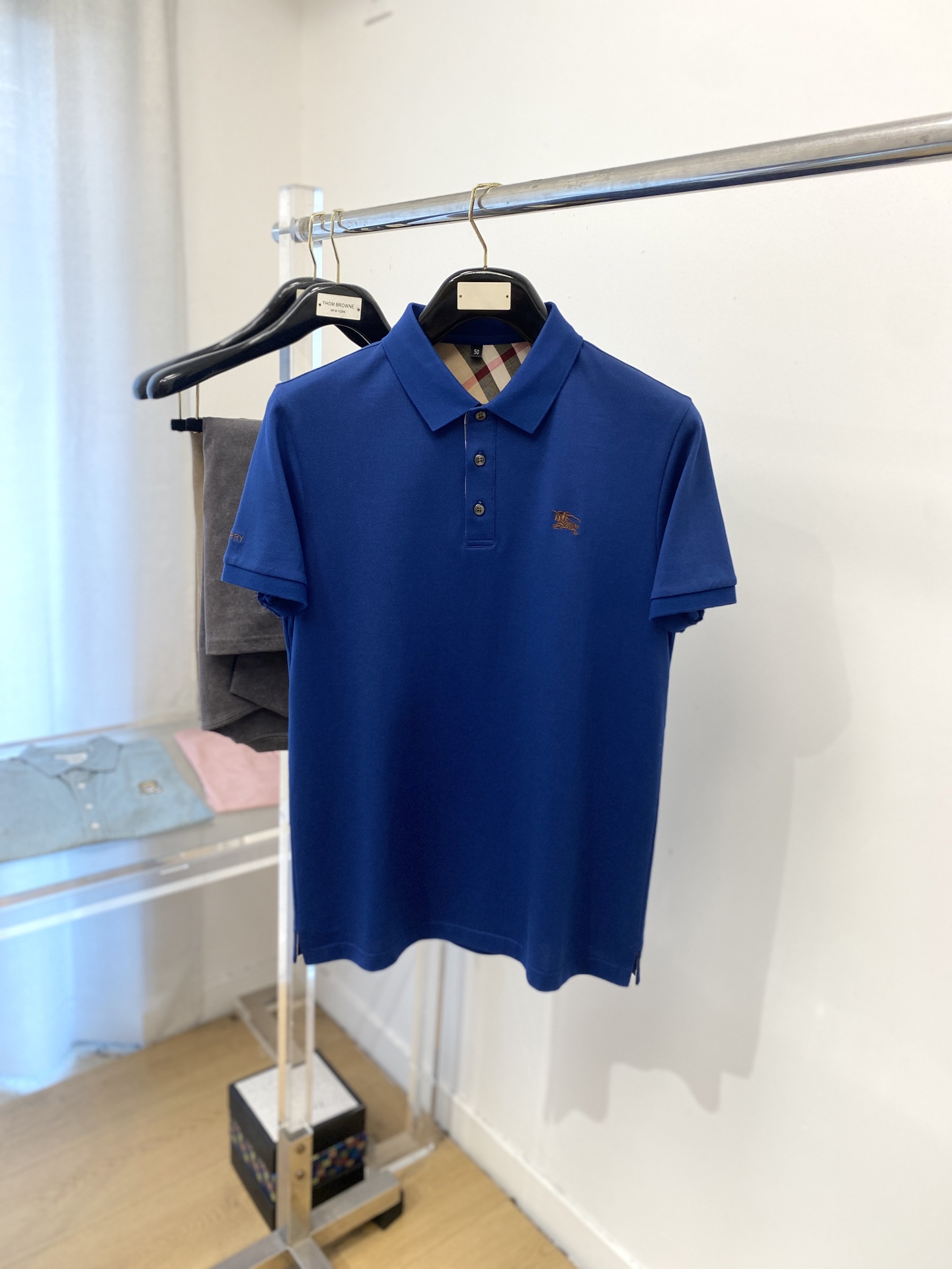 NO:475504,Burberry, the latest short-sleeved T-shirt in 2025, handsome and fashionable, exquisite embroidered pattern logo on the chest, simple and versatile style. Fabric cotton is not only crisp, maintains a fashionable silhouette, but also comfortable to wear, with more delicate yarn, and size M-3XL, burberry, T-shirt, tees, t-shirt, alexander wang19860909巴宝莉、2025最新款短袖T恤,帅气时尚,胸前精致刺绣图案logo,简约百搭款.面料棉 不仅挺括,保持潮流的廓形,又穿着舒适,纱织更细腻,码数 M-3XL,,burberry,T-shirt,tees，t-shirt,alexander wang,Men's clothing