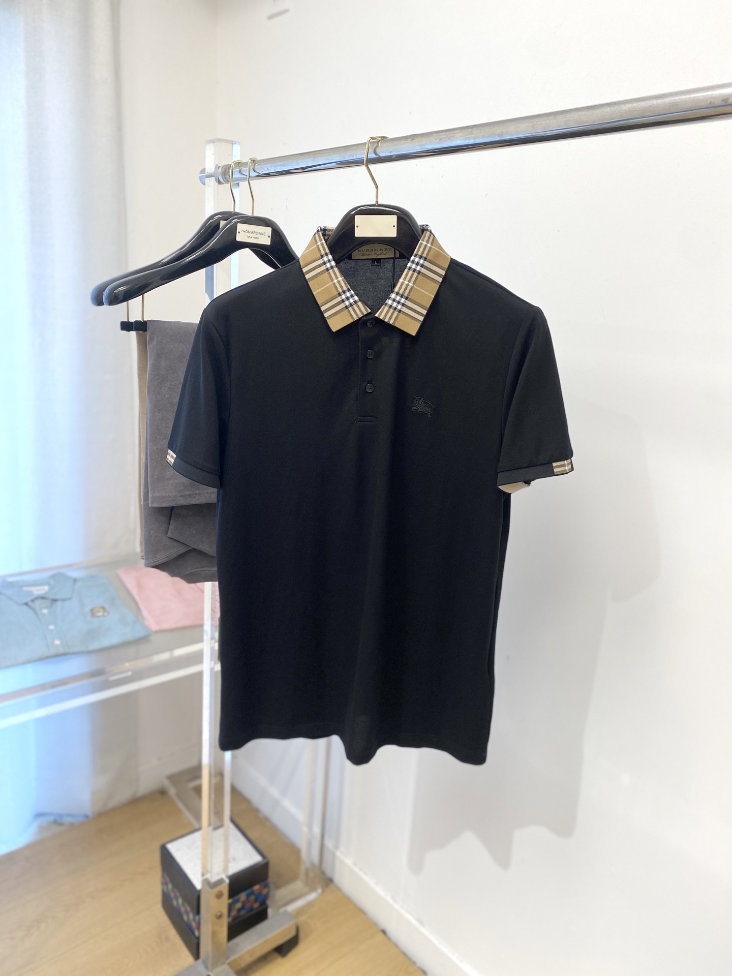 NO:475520,Burberry, the latest short-sleeved T-shirt in 2025, handsome and fashionable, exquisite embroidered pattern logo on the chest, simple and versatile style. Fabric cotton is not only crisp, maintains a fashionable silhouette, but also comfortable to wear, with more delicate yarn, and size M-3XL, burberry, T-shirt, tees, t-shirt, alexander wang19860909巴宝莉、2025最新款短袖T恤,帅气时尚,胸前精致刺绣图案logo,简约百搭款.面料棉 不仅挺括,保持潮流的廓形,又穿着舒适,纱织更细腻,码数 M-3XL,,burberry,T-shirt,tees，t-shirt,alexander wang,Men's clothing