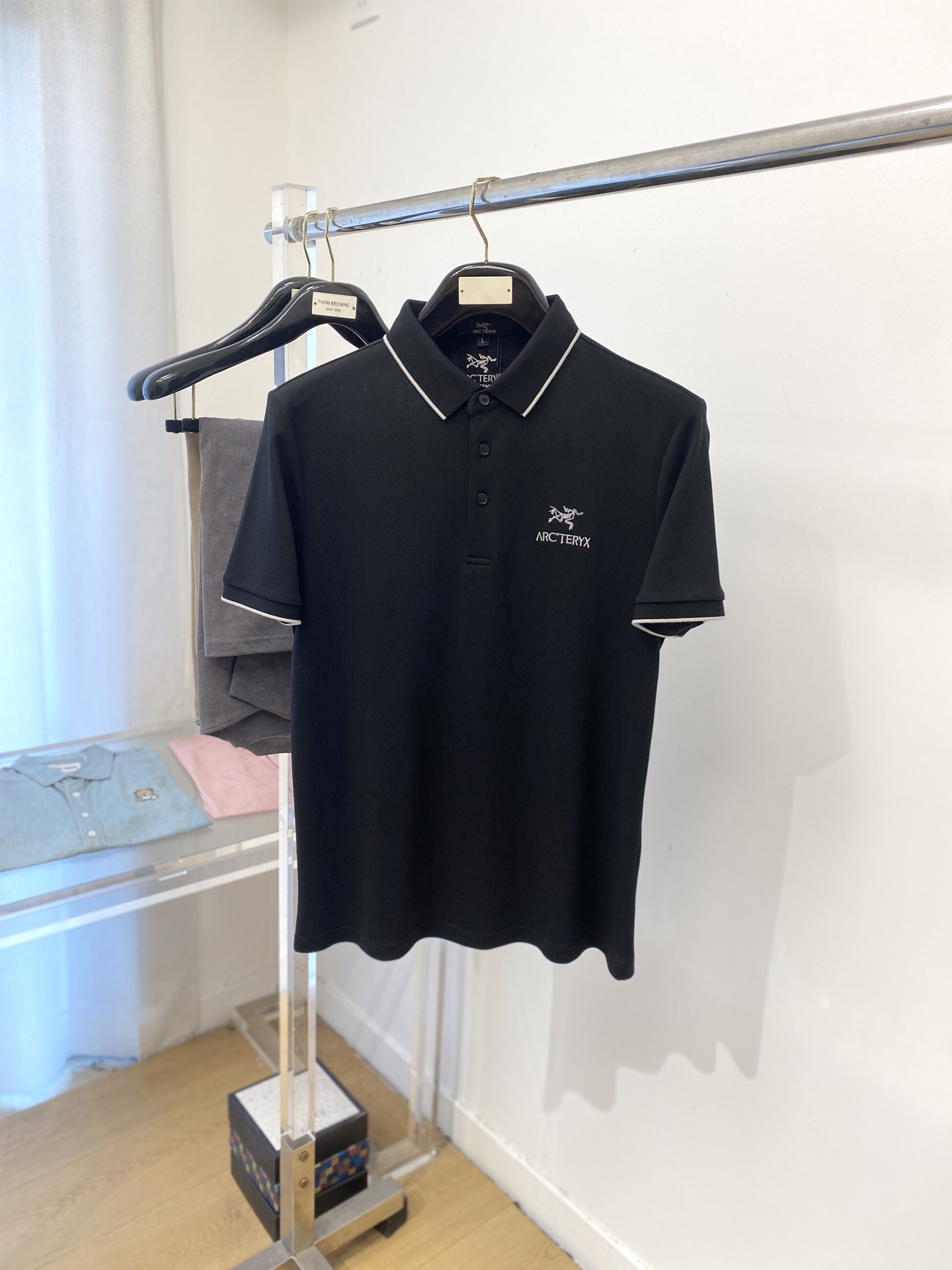 NO:475528,Archaeoptera Bird, the latest short-sleeved T-shirt in 2025, handsome and fashionable, exquisite embroidered letter pattern logo on the chest, simple and versatile style. Fabric cotton is not only crisp, maintains a fashionable silhouette, but also comfortable to wear, with more delicate yarn, code number M-3XL, arc'teryx, T-shirt,tees, t-shirt,alexander wang19860909始祖鸟、2025最新款短袖T恤,帅气时尚,胸前精致刺绣字母图案logo,简约百搭款.面料棉 不仅挺括,保持潮流的廓形,又穿着舒适,纱织更细腻,码数 M-3XL,arc'teryx,T-shirt,tees，t-shirt,alexander wang,Men's clothing