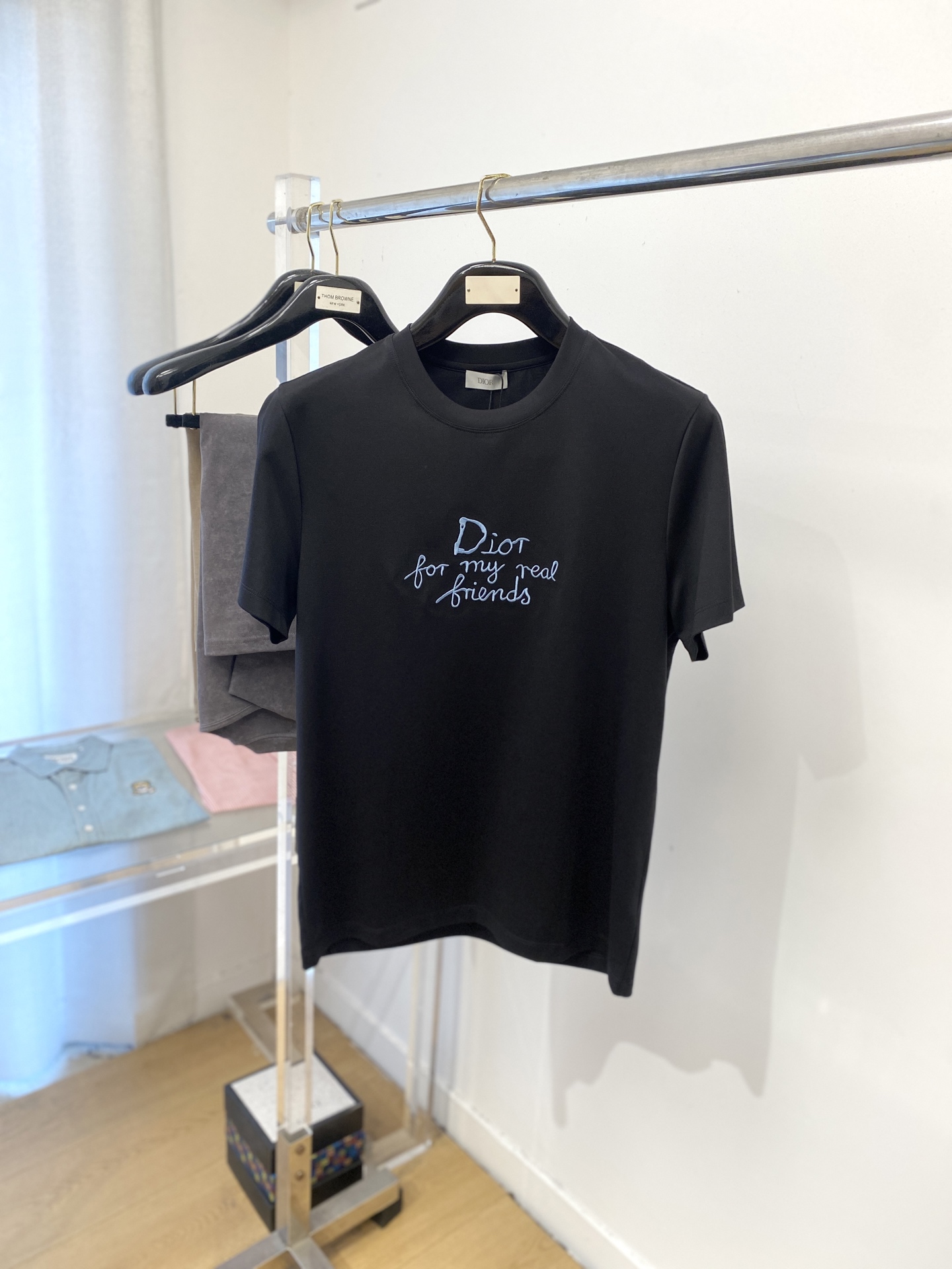 NO:475538,Dior, the latest short-sleeved T-shirt in 2025, handsome and fashionable, exquisite embroidered letter logo on the chest, simple and versatile style. The fabric cotton is not only crisp, maintains the trendy silhouette, but also comfortable to wear, and the yarn is more delicate, and the number of codes M-3XL P,,dior,T-shirt,tees,t-shirt,alexander wang19860909迪奥、2025最新款短袖T恤,帅气时尚,胸前精致刺绣字母logo,简约百搭款.面料棉 不仅挺括,保持潮流的廓形,又穿着舒适,纱织更细腻,码数 M-3XL P,,dior,T-shirt,tees，t-shirt,alexander wang,Men's clothing