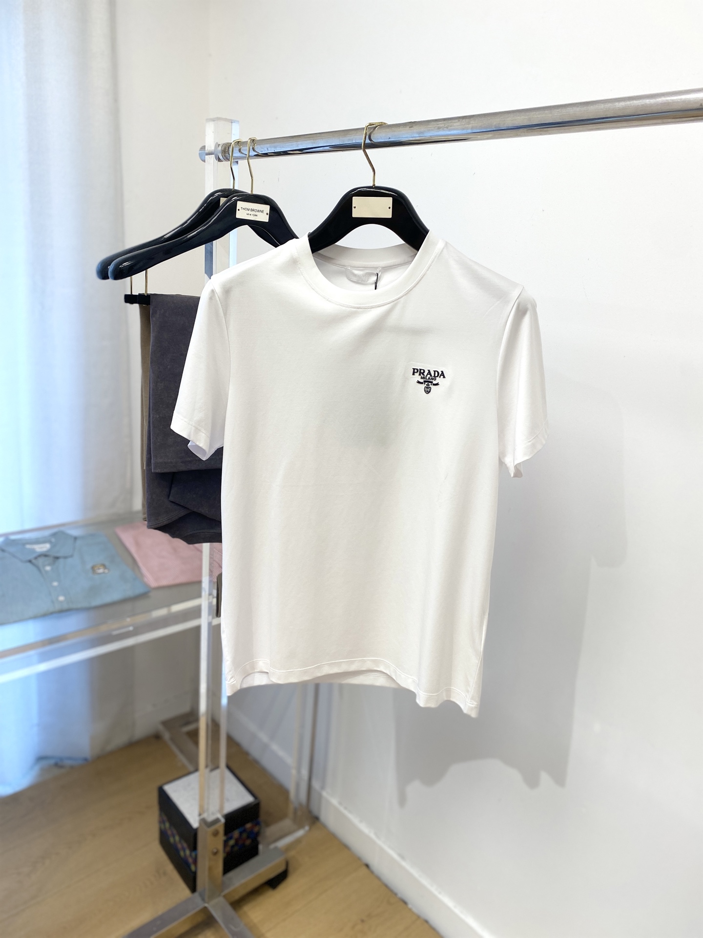 NO:472914,Prada, the latest short-sleeved T-shirt in 2025, handsome and fashionable, exquisite embroidered letter pattern logo on the chest, simple and versatile style. The fabric cotton is not only crisp, maintains the trendy silhouette, but also comfortable to wear, the yarn is more delicate, and the number of codes M-3XL,,prada,T-shirt,tees,t-shirt,alexander wang19860909普拉达、2025最新款短袖T恤,帅气时尚,胸前精致刺绣字母图案logo,简约百搭款.面料棉 不仅挺括,保持潮流的廓形,又穿着舒适,纱织更细腻,码数 M-3XL,,prada,T-shirt,tees，t-shirt,alexander wang,Men's clothing