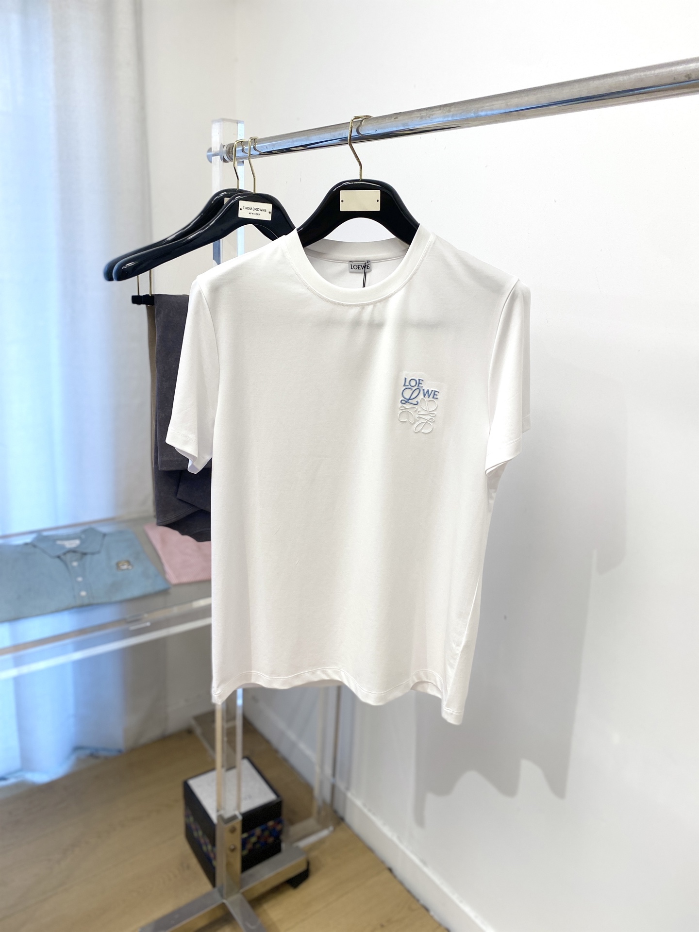 NO:472918,Luo Yiwei, the latest short-sleeved T-shirt in 2025, handsome and fashionable, exquisite embroidered letter pattern logo on the chest, simple and versatile style. The fabric cotton is not only crisp, maintains the trendy silhouette, but also comfortable to wear, the yarn is more delicate, and the number of codes M-3XL,,loewe,T-shirt,tees,t-shirt,alexander wang19860909罗意威、2025最新款短袖T恤,帅气时尚,胸前精致刺绣字母图案logo,简约百搭款.面料棉 不仅挺括,保持潮流的廓形,又穿着舒适,纱织更细腻,码数 M-3XL,,loewe,T-shirt,tees，t-shirt,alexander wang,Men's clothing