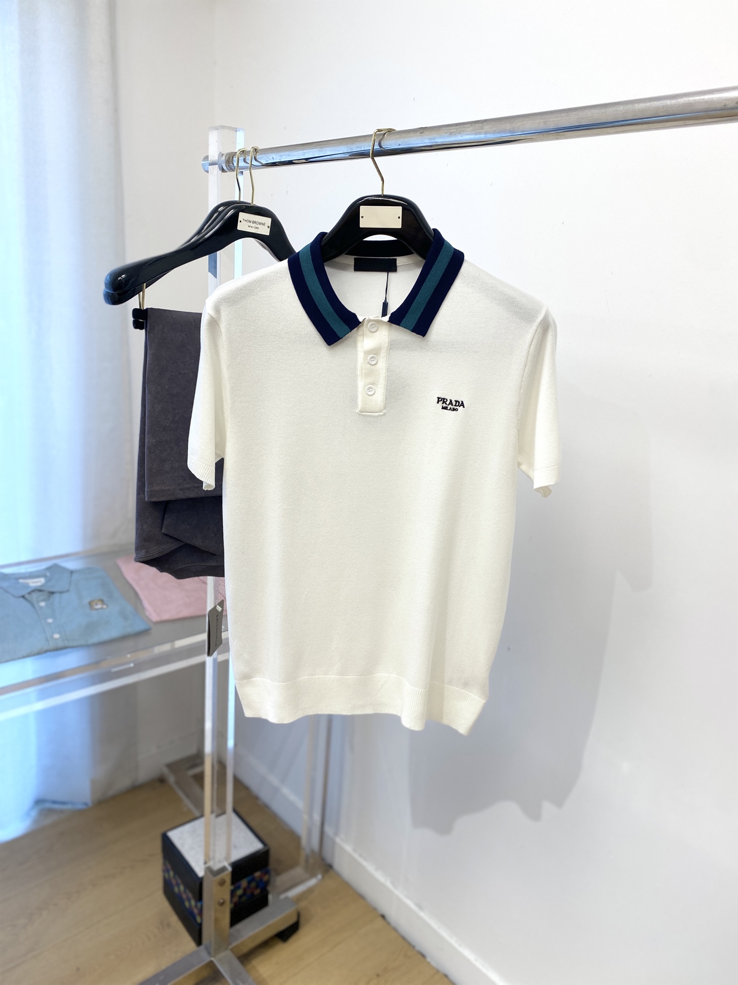 NO:472926,Prada, the latest knitted short-sleeved T-shirt in 2025, handsome and fashionable, exquisite embroidered letter logo on the chest, simple and versatile style. The fabric cotton is not only crisp, maintains the trendy silhouette, but also comfortable to wear, and the yarn is more delicate, the number M-3XL, prada, T-shirt,tees, t-shirt,alexander wang19860909普拉达、2025最新款针织短袖T恤,帅气时尚,胸前精致刺绣字母logo,简约百搭款.面料棉 不仅挺括,保持潮流的廓形,又穿着舒适,纱织更细腻,码数M-3XL,,prada,T-shirt,tees，t-shirt,alexander wang,Men's clothing