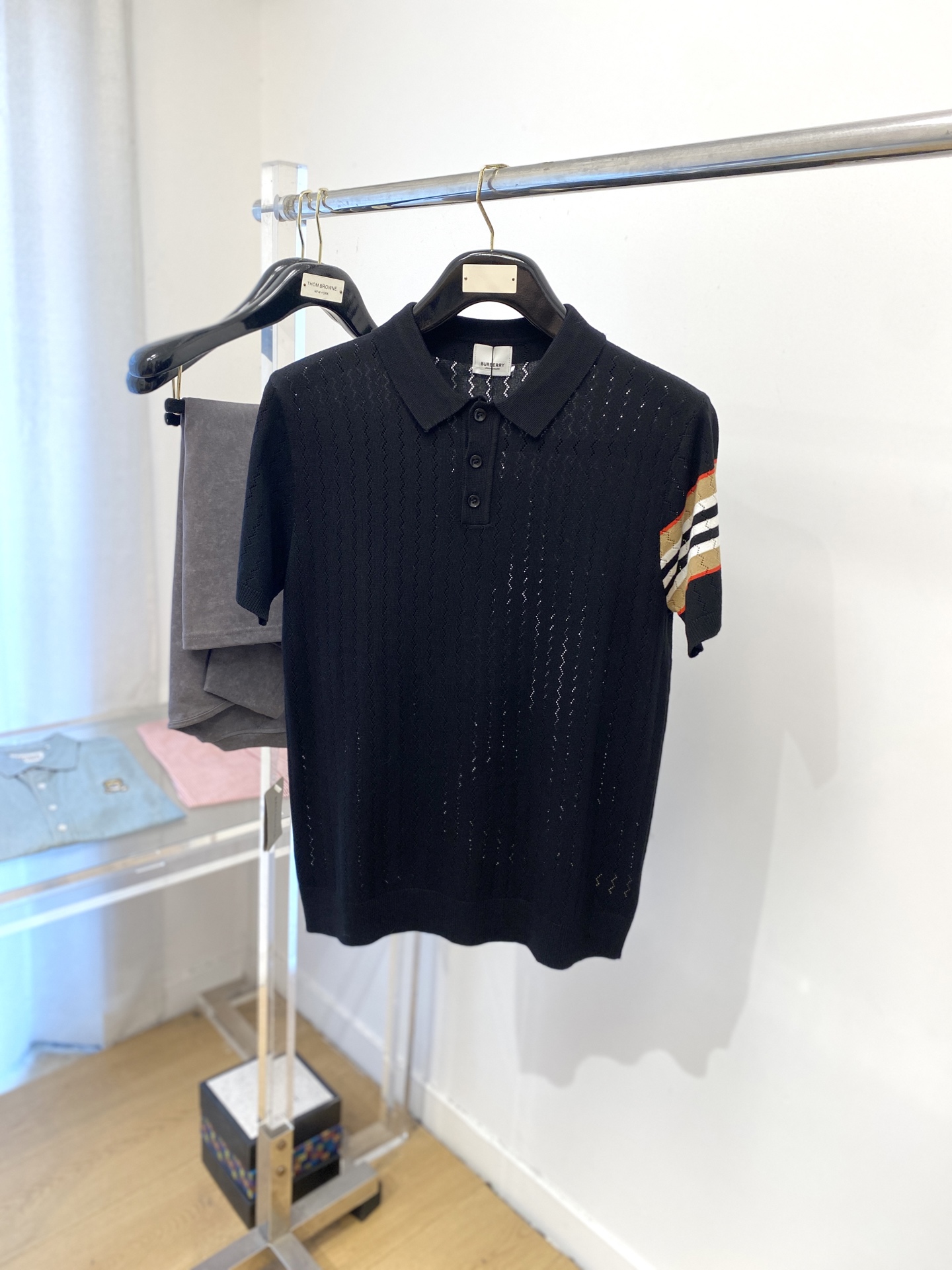 NO:472889,Burberry, the latest knitted short-sleeved T-shirt in 2025, handsome and fashionable, classic Burberry checked logo with cuffs, simple and versatile style. Fabric cotton is not only crisp, maintains a fashionable silhouette, but also comfortable to wear, and the yarn is more delicate, the number M-3XL, burberry, T-shirt, tees, t-shirt, alexander wang19860909巴宝莉、2025最新款针织短袖T恤,帅气时尚,袖口经典巴宝莉格纹logo,简约百搭款.面料棉 不仅挺括,保持潮流的廓形,又穿着舒适,纱织更细腻,码数M-3XL,,burberry,T-shirt,tees，t-shirt,alexander wang,Men's clothing