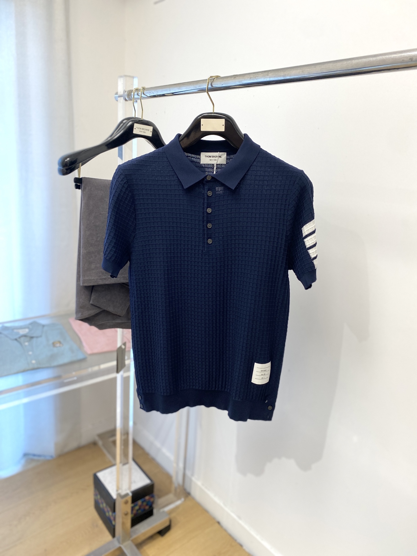 NO:472894,TB, 2025's latest knitted short-sleeved T-shirt, handsome and fashionable, classic TB four-bar logo with cuffs, simple and versatile style. Fabric cotton is not only crisp, maintains a fashionable silhouette, but also comfortable to wear, and the yarn is more delicate, the number M-3XL, T-shirt,tees, t-shirt,alexander wang19860909TB、2025最新款针织短袖T恤,帅气时尚,袖口经典TB四道杠logo,简约百搭款.面料棉 不仅挺括,保持潮流的廓形,又穿着舒适,纱织更细腻,码数M-3XL,,T-shirt,tees，t-shirt,alexander wang,Men's clothing