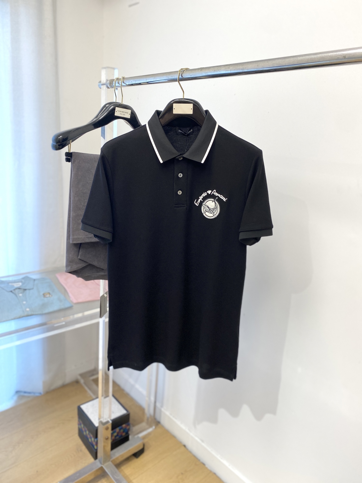 阿玛尼、2025最新款短袖T恤，帅气时尚，胸前精致刺绣字母图案logo，简约百搭款。面料棉 不仅挺括，保