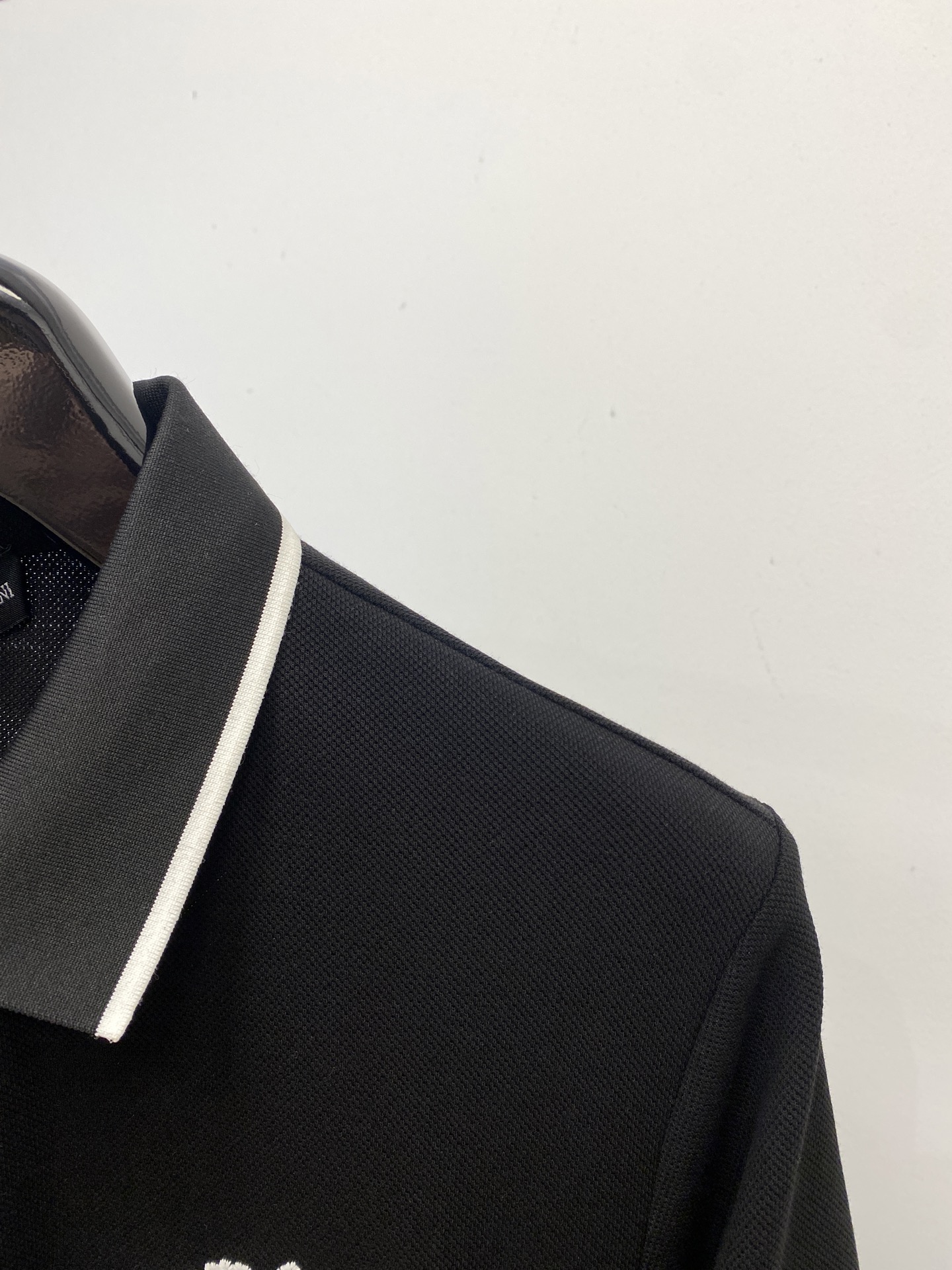 阿玛尼、2025最新款短袖T恤，帅气时尚，胸前精致刺绣字母图案logo，简约百搭款。面料棉 不仅挺括，保