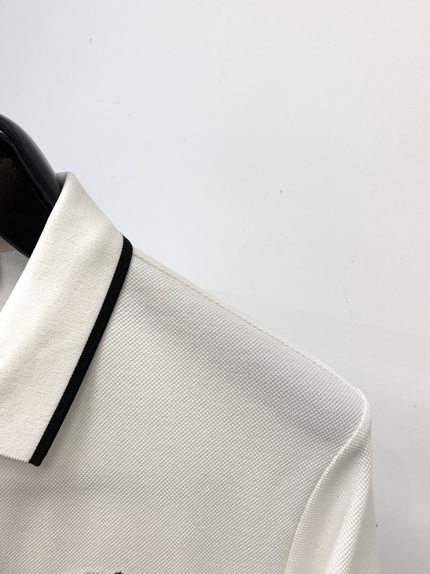 阿玛尼、2025最新款短袖T恤，帅气时尚，胸前精致刺绣字母图案logo，简约百搭款。面料棉 不仅挺括，保