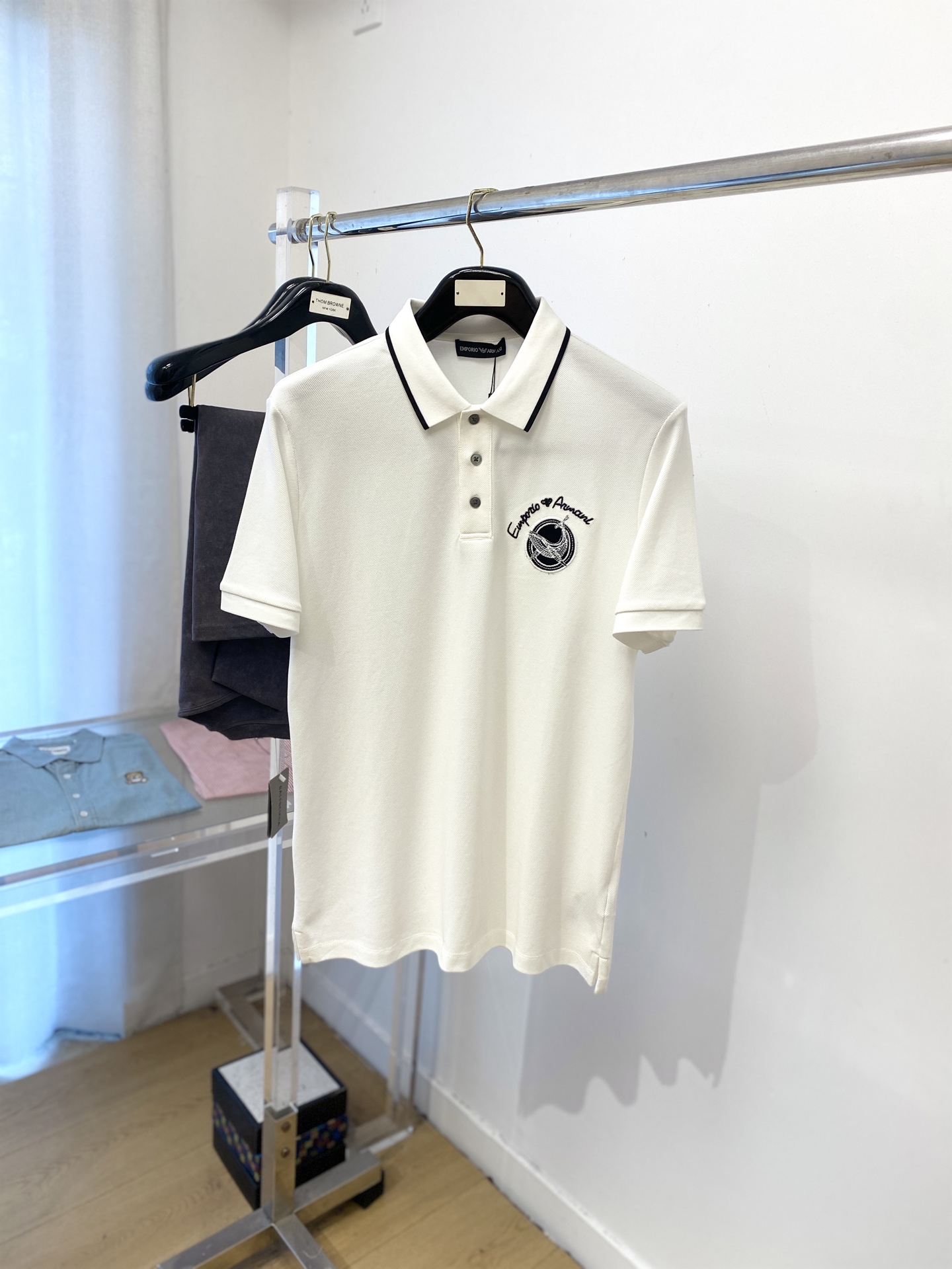 NO:472958,Armani, the latest short-sleeved T-shirt in 2025, handsome and fashionable, exquisite embroidered letter pattern logo on the chest, simple and versatile style. The fabric cotton is not only crisp, maintains the trendy silhouette, but also comfortable to wear, the yarn is more delicate, and the number of codes M-3XL,,armani,T-shirt,tees,t-shirt,alexander wang19860909阿玛尼、2025最新款短袖T恤,帅气时尚,胸前精致刺绣字母图案logo,简约百搭款.面料棉 不仅挺括,保持潮流的廓形,又穿着舒适,纱织更细腻,码数 M-3XL,,armani,T-shirt,tees，t-shirt,alexander wang,Men's clothing