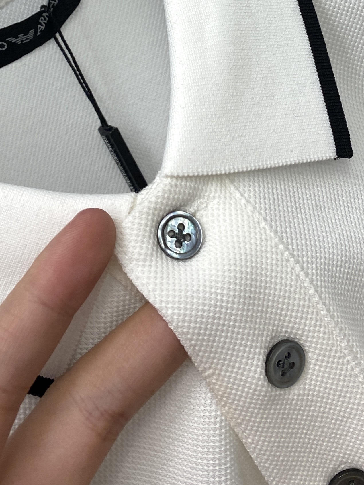 阿玛尼、2025最新款短袖T恤，帅气时尚，胸前精致刺绣字母图案logo，简约百搭款。面料棉 不仅挺括，保