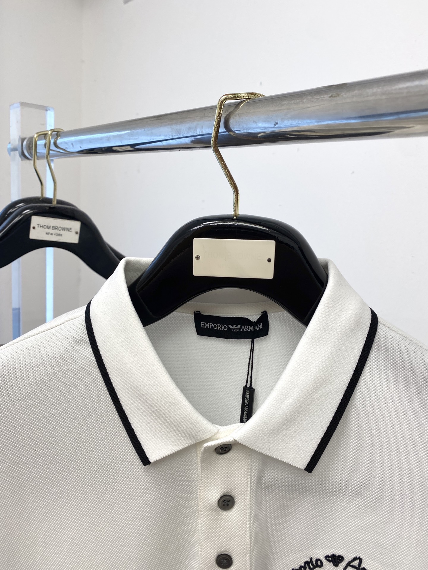 阿玛尼、2025最新款短袖T恤，帅气时尚，胸前精致刺绣字母图案logo，简约百搭款。面料棉 不仅挺括，保