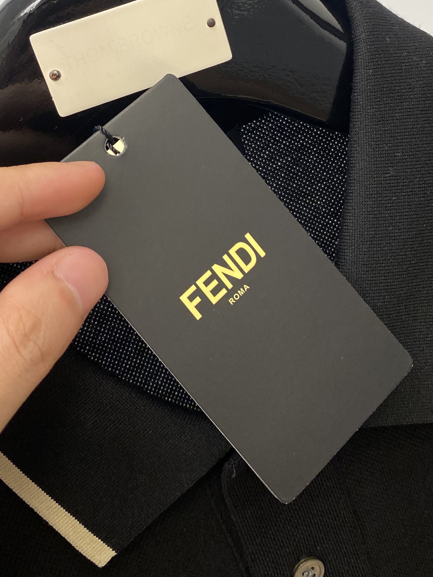 芬迪、2025最新款短袖T恤，帅气时尚，胸口精致刺绣字母logo，简约百搭款。面料棉 不仅挺括，保持潮流