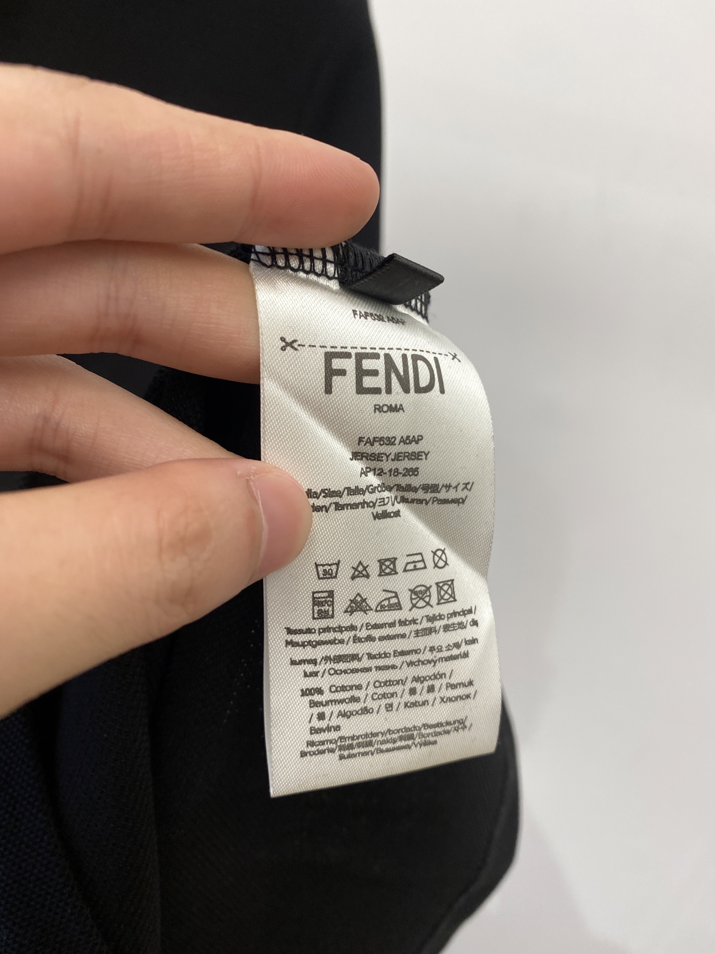 芬迪、2025最新款短袖T恤，帅气时尚，胸口精致刺绣字母logo，简约百搭款。面料棉 不仅挺括，保持潮流