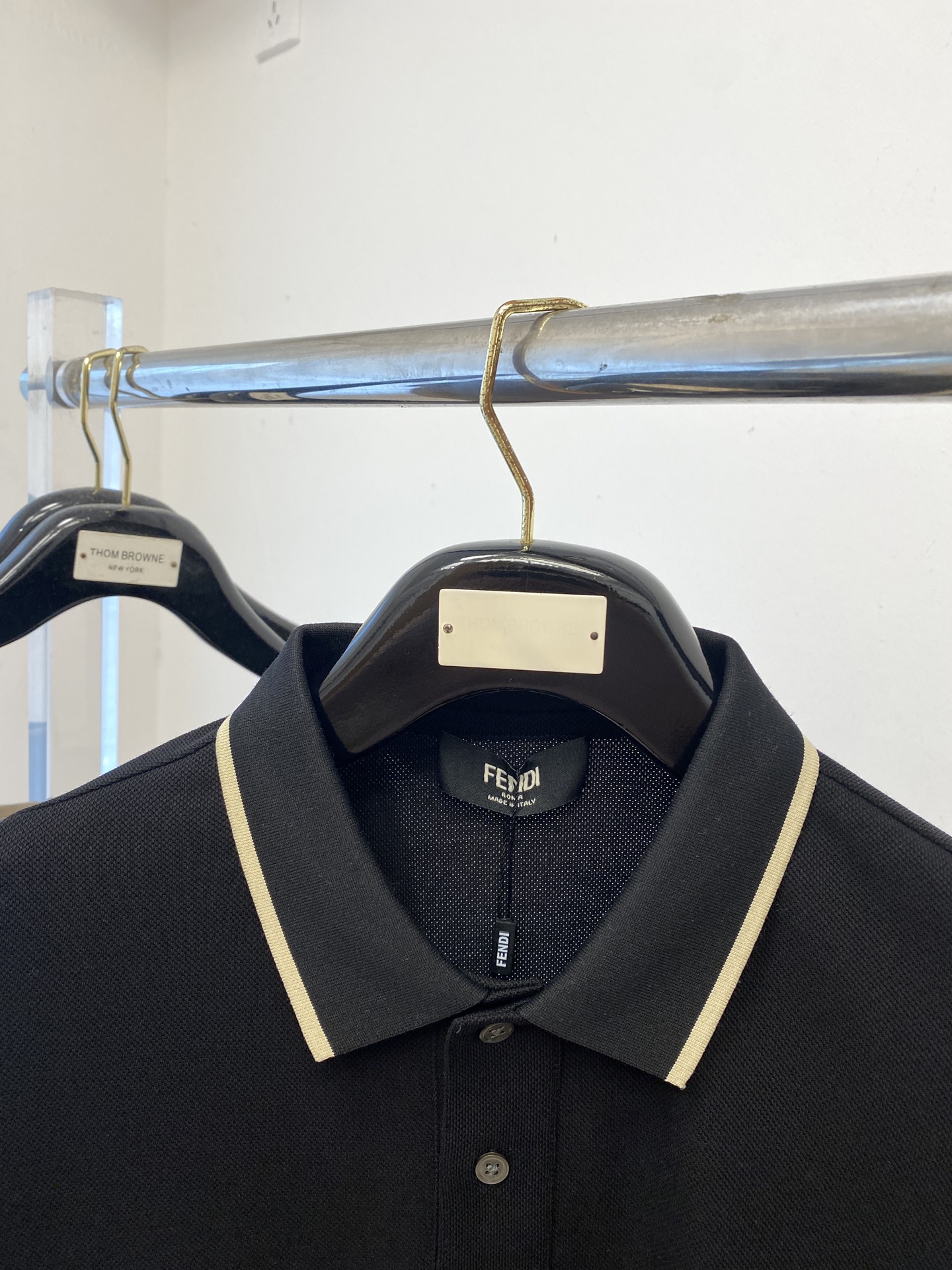 芬迪、2025最新款短袖T恤，帅气时尚，胸口精致刺绣字母logo，简约百搭款。面料棉 不仅挺括，保持潮流