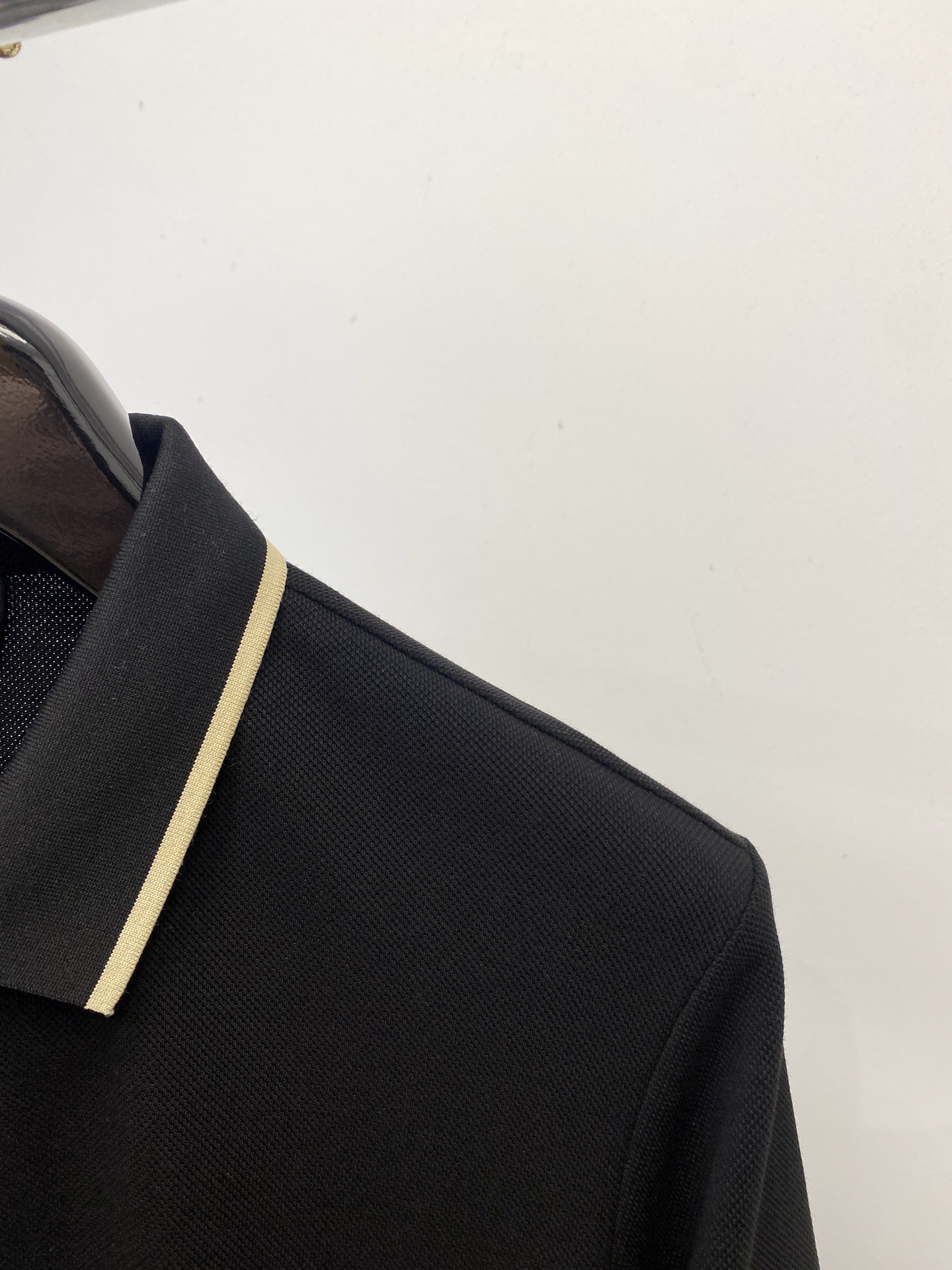 芬迪、2025最新款短袖T恤，帅气时尚，胸口精致刺绣字母logo，简约百搭款。面料棉 不仅挺括，保持潮流