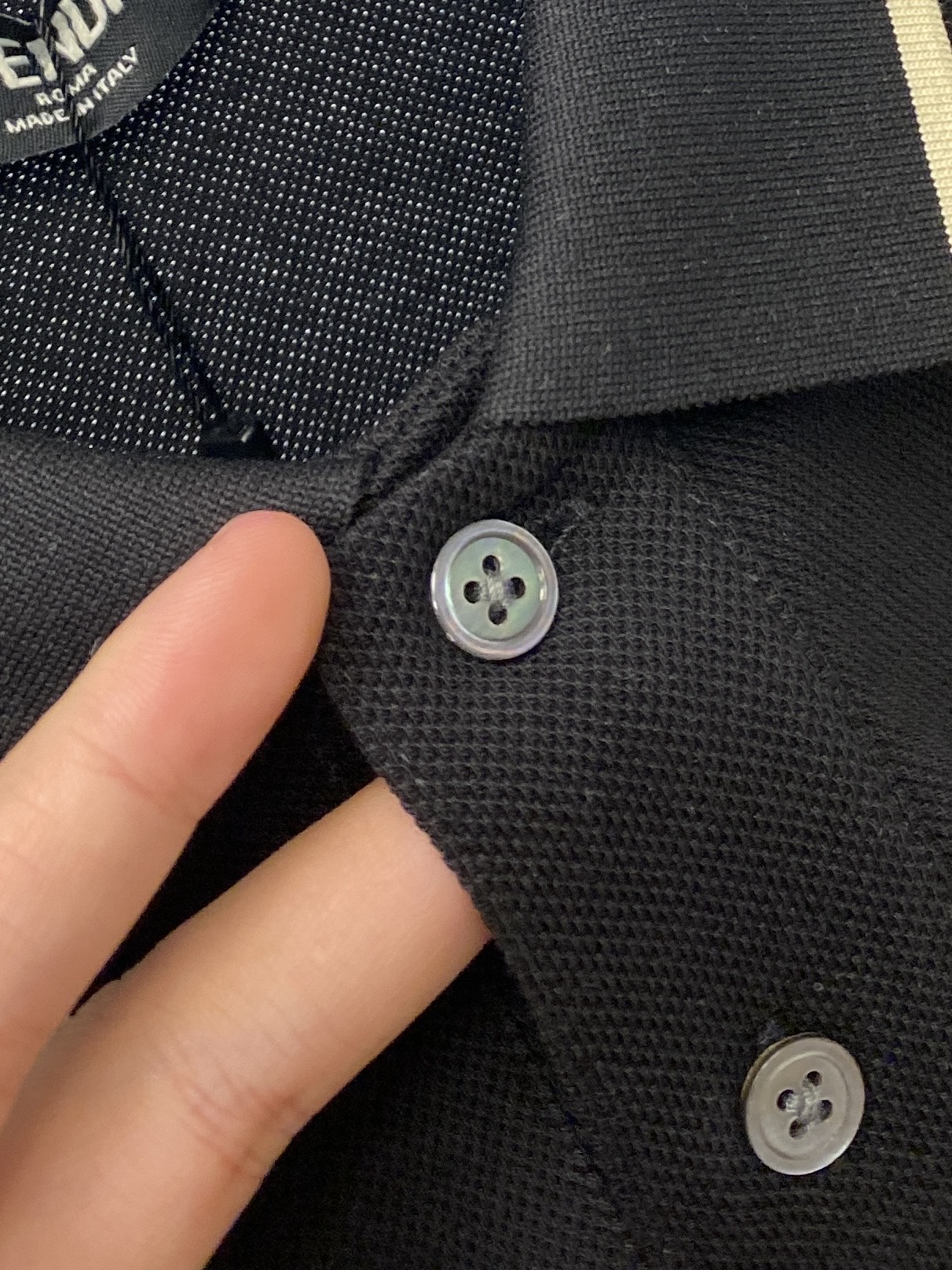 芬迪、2025最新款短袖T恤，帅气时尚，胸口精致刺绣字母logo，简约百搭款。面料棉 不仅挺括，保持潮流