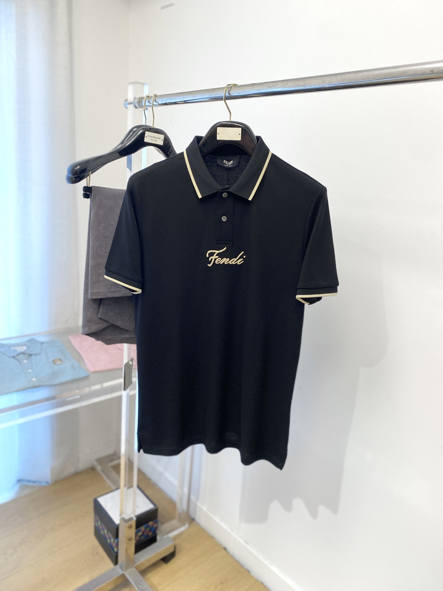 芬迪、2025最新款短袖T恤，帅气时尚，胸口精致刺绣字母logo，简约百搭款。面料棉 不仅挺括，保持潮流