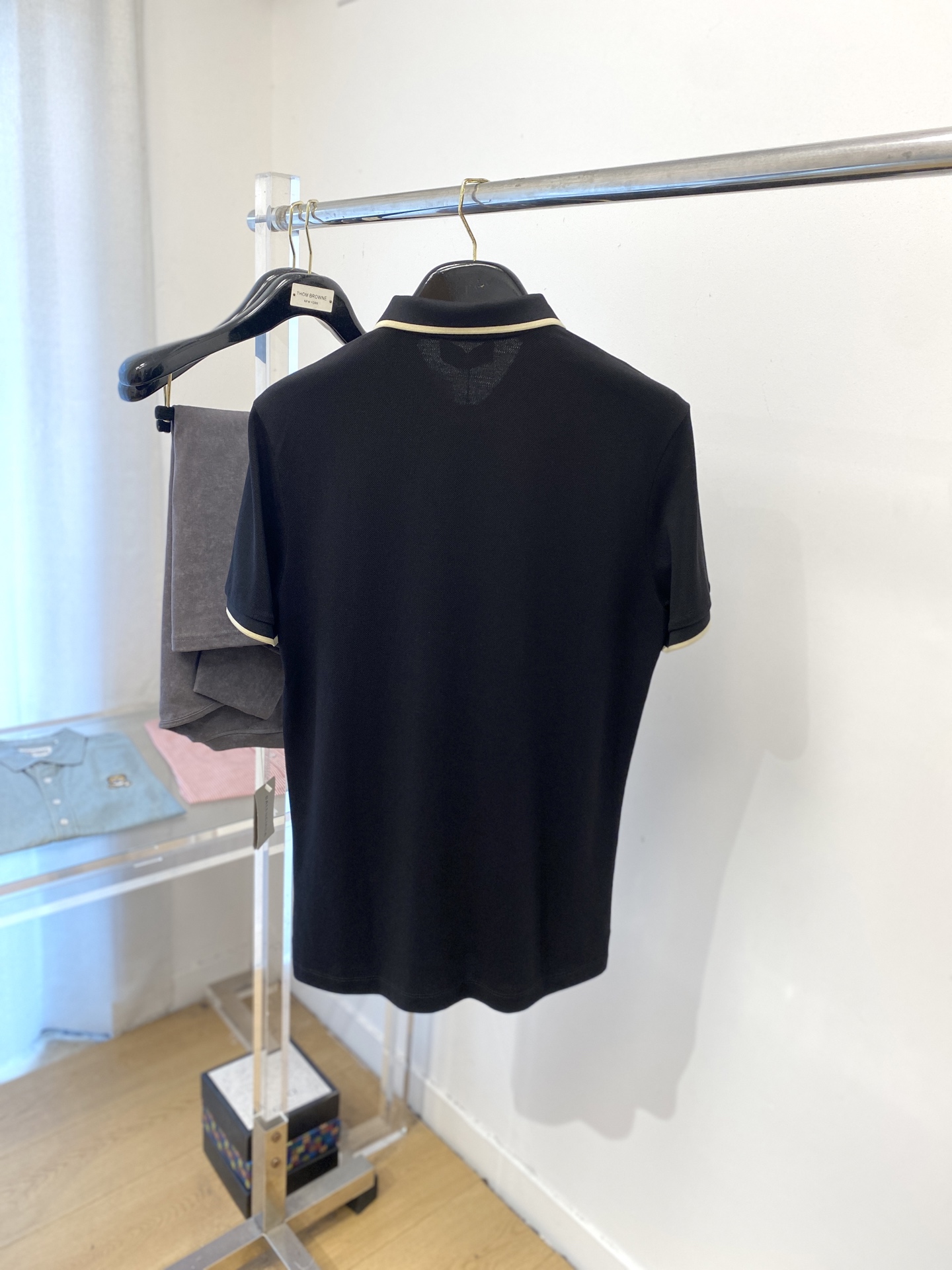 芬迪、2025最新款短袖T恤，帅气时尚，胸口精致刺绣字母logo，简约百搭款。面料棉 不仅挺括，保持潮流