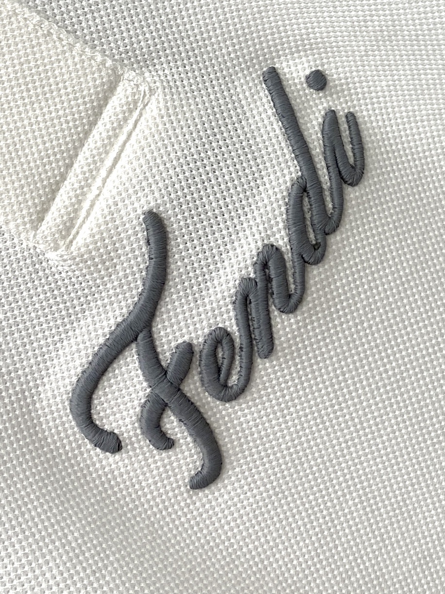 芬迪、2025最新款短袖T恤，帅气时尚，胸口精致刺绣字母logo，简约百搭款。面料棉 不仅挺括，保持潮流