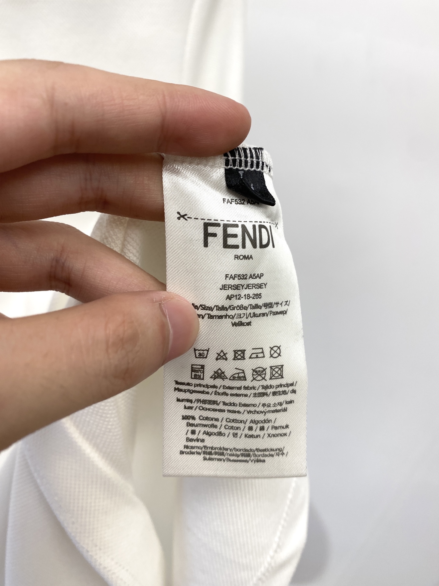 芬迪、2025最新款短袖T恤，帅气时尚，胸口精致刺绣字母logo，简约百搭款。面料棉 不仅挺括，保持潮流