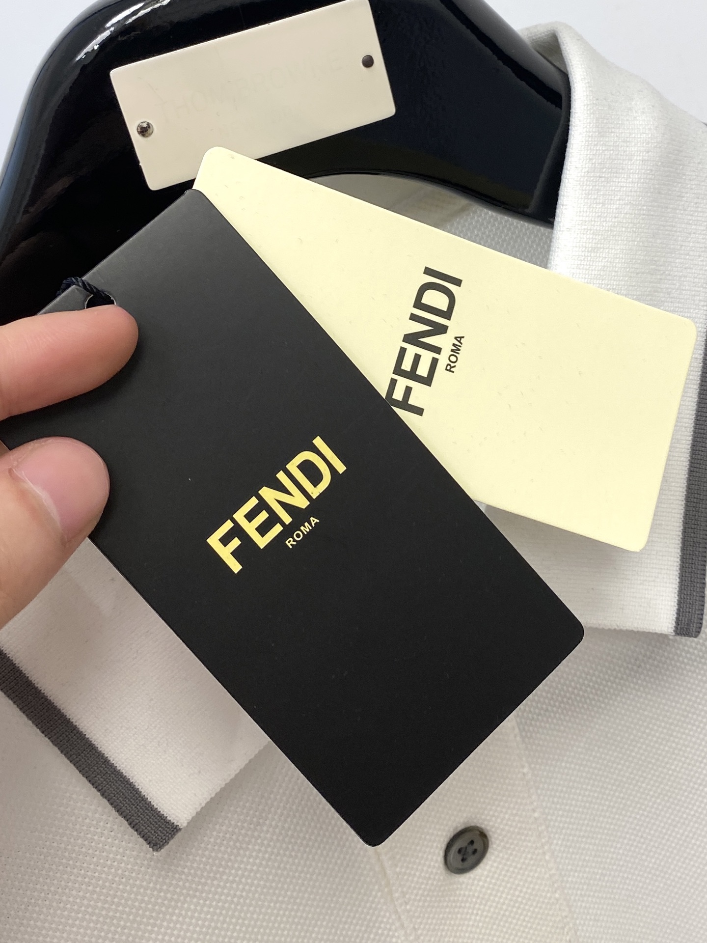 芬迪、2025最新款短袖T恤，帅气时尚，胸口精致刺绣字母logo，简约百搭款。面料棉 不仅挺括，保持潮流