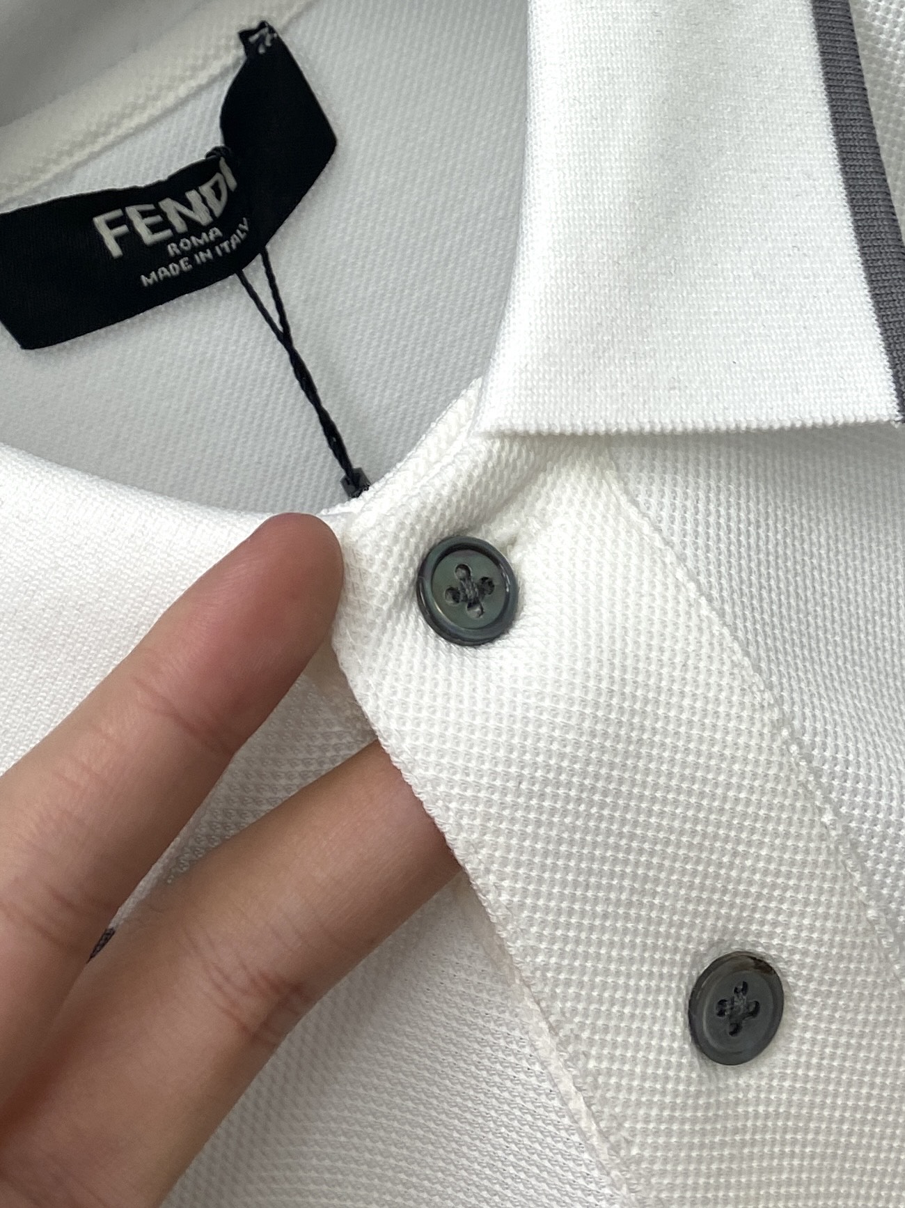 芬迪、2025最新款短袖T恤，帅气时尚，胸口精致刺绣字母logo，简约百搭款。面料棉 不仅挺括，保持潮流