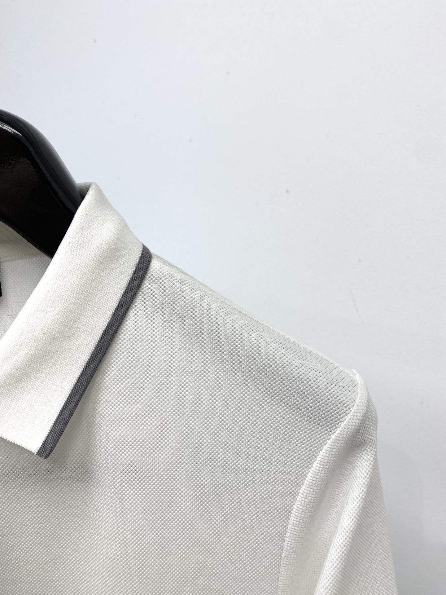 芬迪、2025最新款短袖T恤，帅气时尚，胸口精致刺绣字母logo，简约百搭款。面料棉 不仅挺括，保持潮流