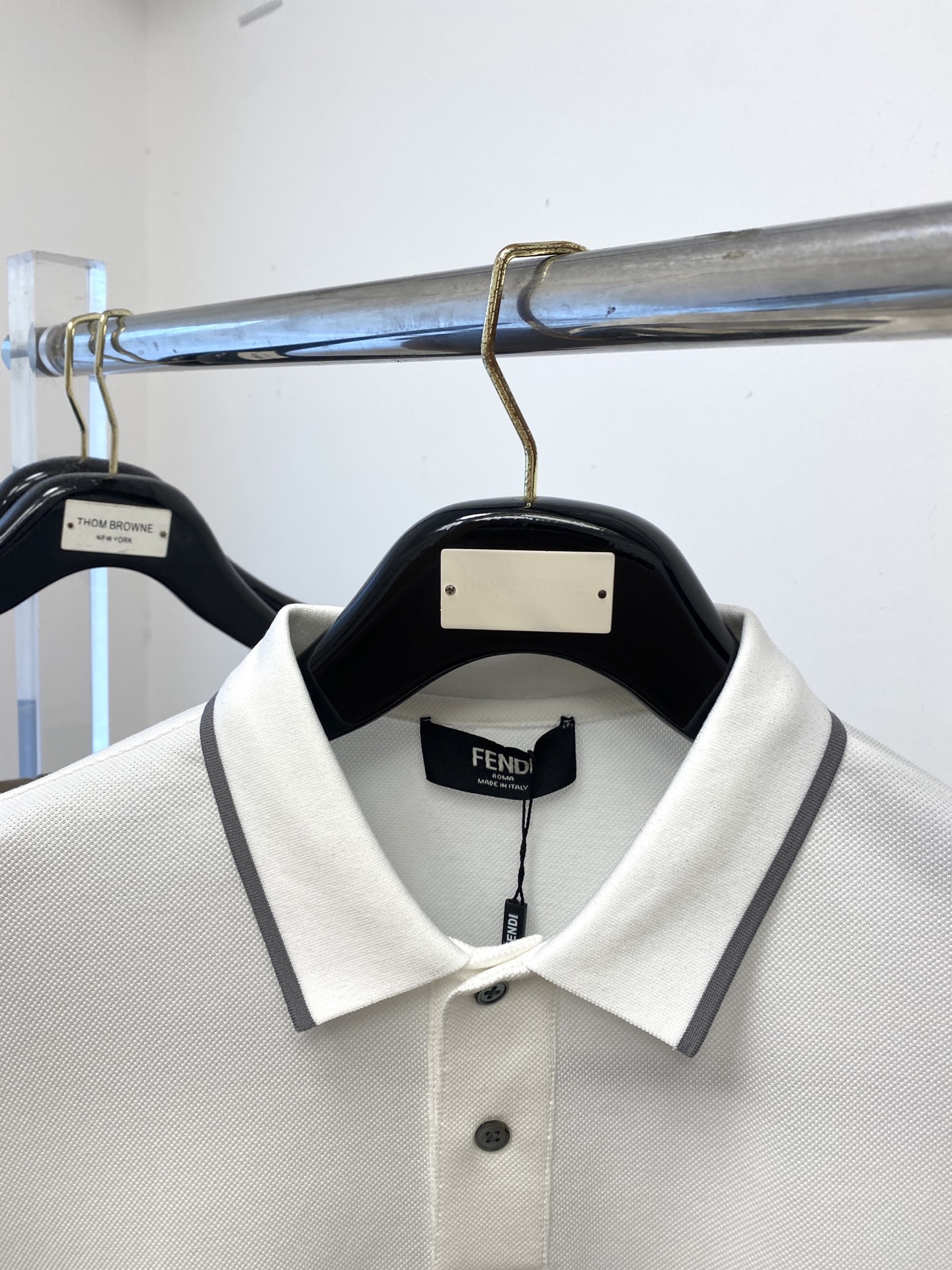 芬迪、2025最新款短袖T恤，帅气时尚，胸口精致刺绣字母logo，简约百搭款。面料棉 不仅挺括，保持潮流