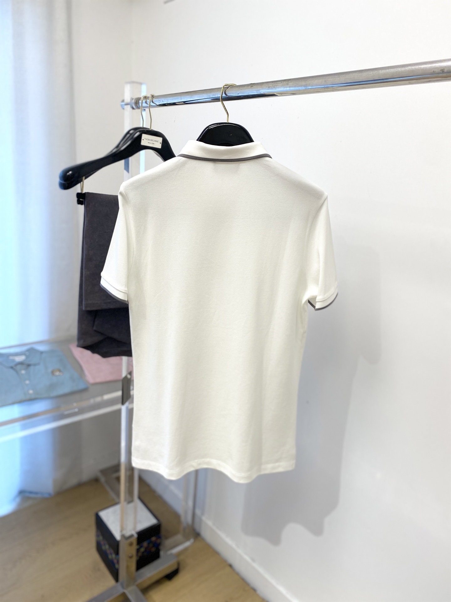 芬迪、2025最新款短袖T恤，帅气时尚，胸口精致刺绣字母logo，简约百搭款。面料棉 不仅挺括，保持潮流