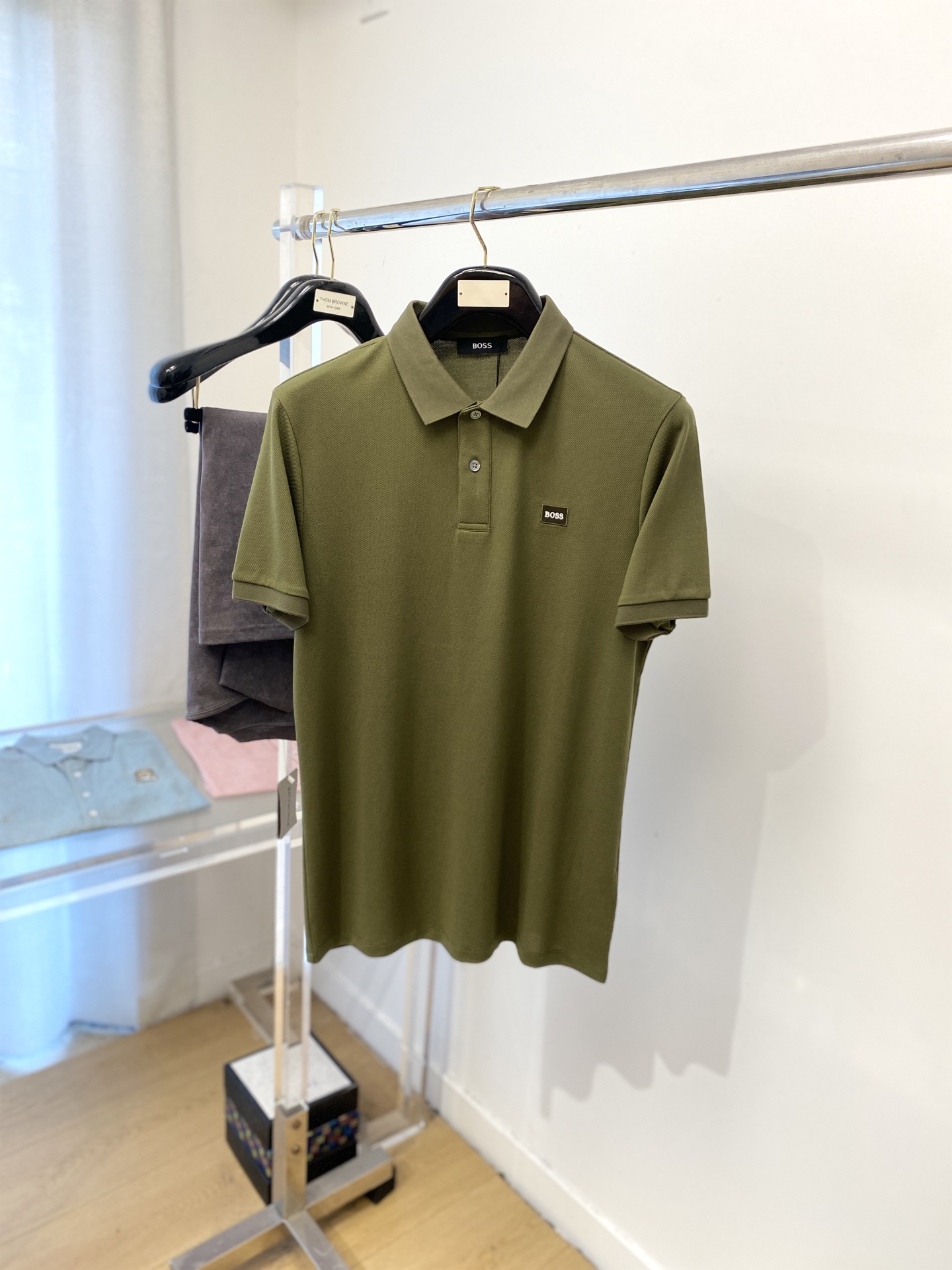 NO:472970,BOSS, the latest short-sleeved T-shirt in 2025, handsome and fashionable, exquisite embroidered letter logo on the chest, simple and versatile style. The fabric cotton is not only crisp, maintains the trendy silhouette, but also comfortable to wear, the yarn is more delicate, and the number of codes M-3XL,,T-shirt,tees,t-shirt,alexander wang19860909BOSS、2025最新款短袖T恤,帅气时尚,胸前精致刺绣字母logo,简约百搭款.面料棉 不仅挺括,保持潮流的廓形,又穿着舒适,纱织更细腻,码数 M-3XL,,T-shirt,tees，t-shirt,alexander wang,Men's clothing