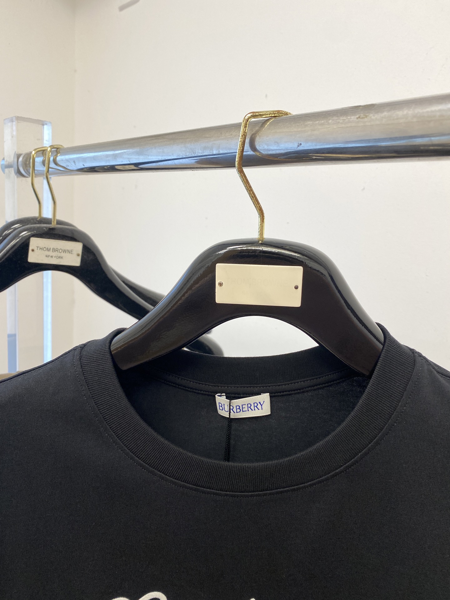 巴宝莉、2025最新款短袖T恤，帅气时尚，胸口精致刺绣字母logo，简约百搭款。面料棉 不仅挺括，保持潮