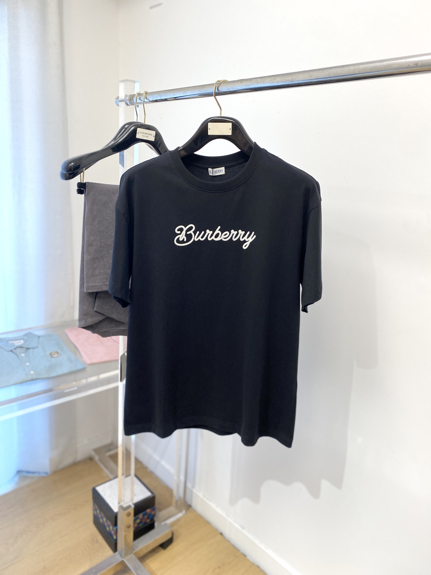 NO:526849,Burberry, the latest short-sleeved T-shirt in 2025, handsome and fashionable, exquisite embroidered letter logo on the chest, simple and versatile style. Fabric cotton is not only crisp, maintains a fashionable silhouette, but also comfortable to wear, with more delicate yarn, and size S-XXL, burberry, T-shirt, tees, t-shirt, alexander wang19860909巴宝莉、2025最新款短袖T恤,帅气时尚,胸口精致刺绣字母logo,简约百搭款.面料棉 不仅挺括,保持潮流的廓形,又穿着舒适,纱织更细腻,码数 S-XXL,,burberry,T-shirt,tees，t-shirt,alexander wang,Men's clothing