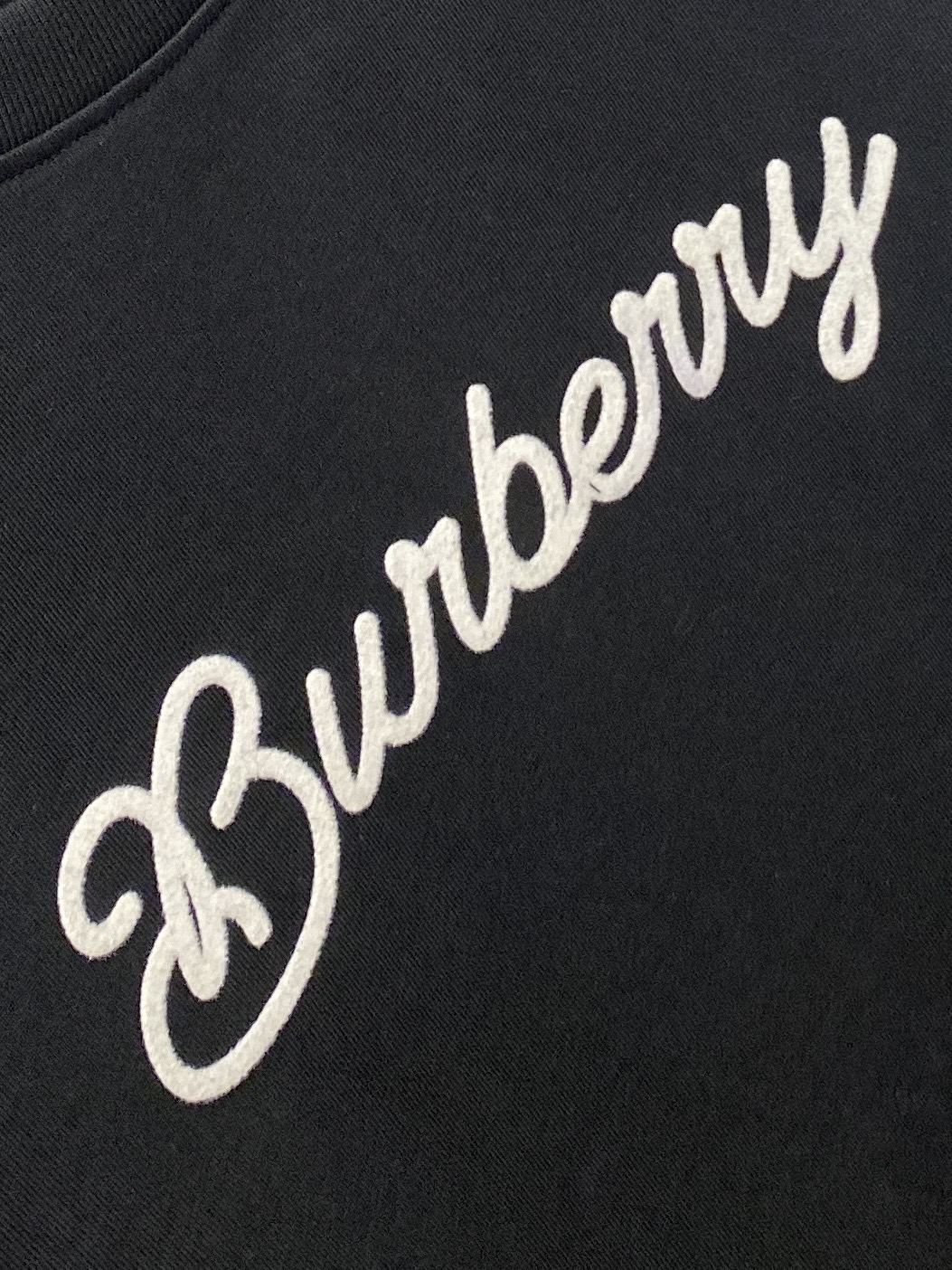 巴宝莉、2025最新款短袖T恤，帅气时尚，胸口精致刺绣字母logo，简约百搭款。面料棉 不仅挺括，保持潮