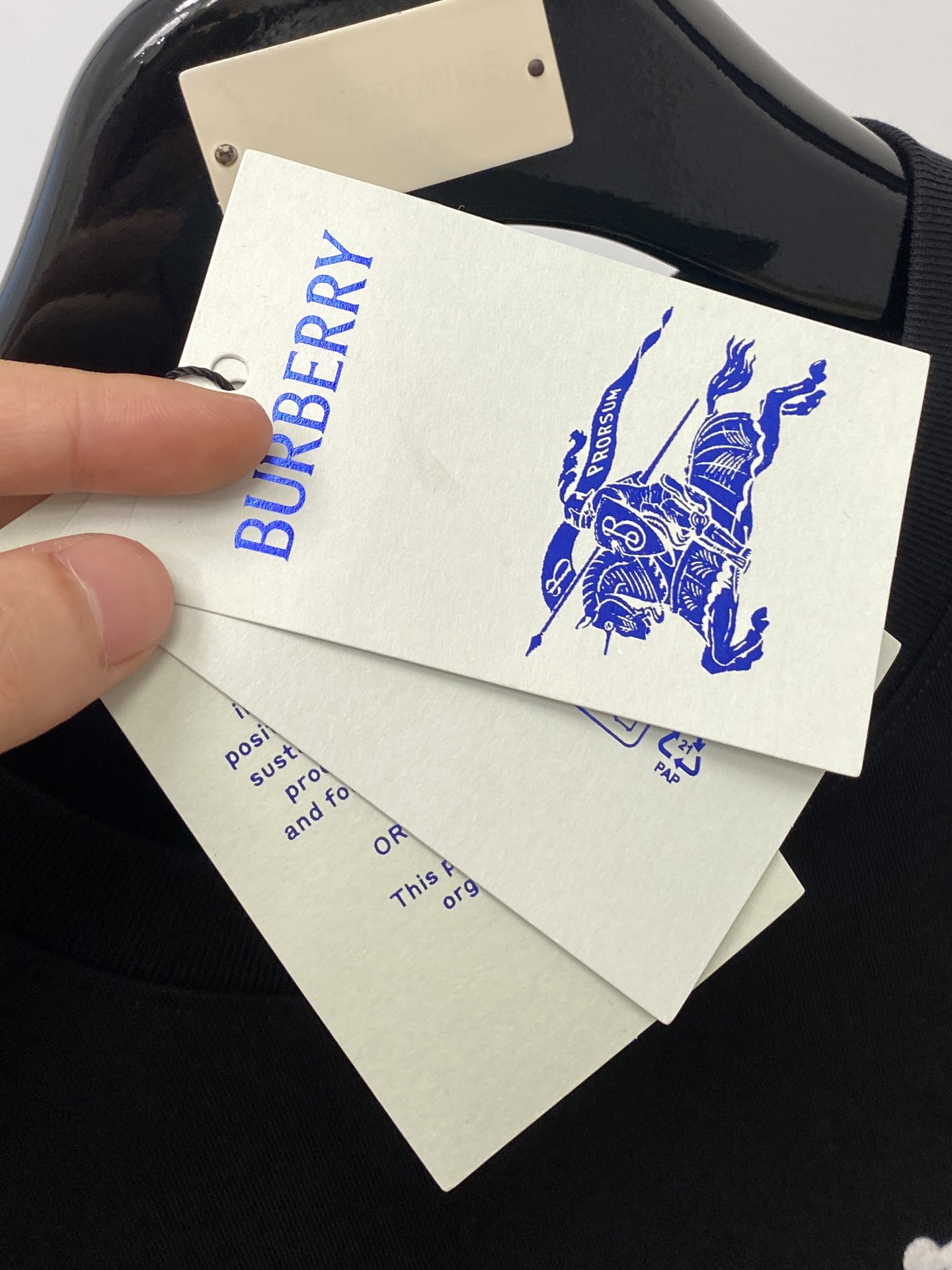 巴宝莉、2025最新款短袖T恤，帅气时尚，胸口精致刺绣字母logo，简约百搭款。面料棉 不仅挺括，保持潮