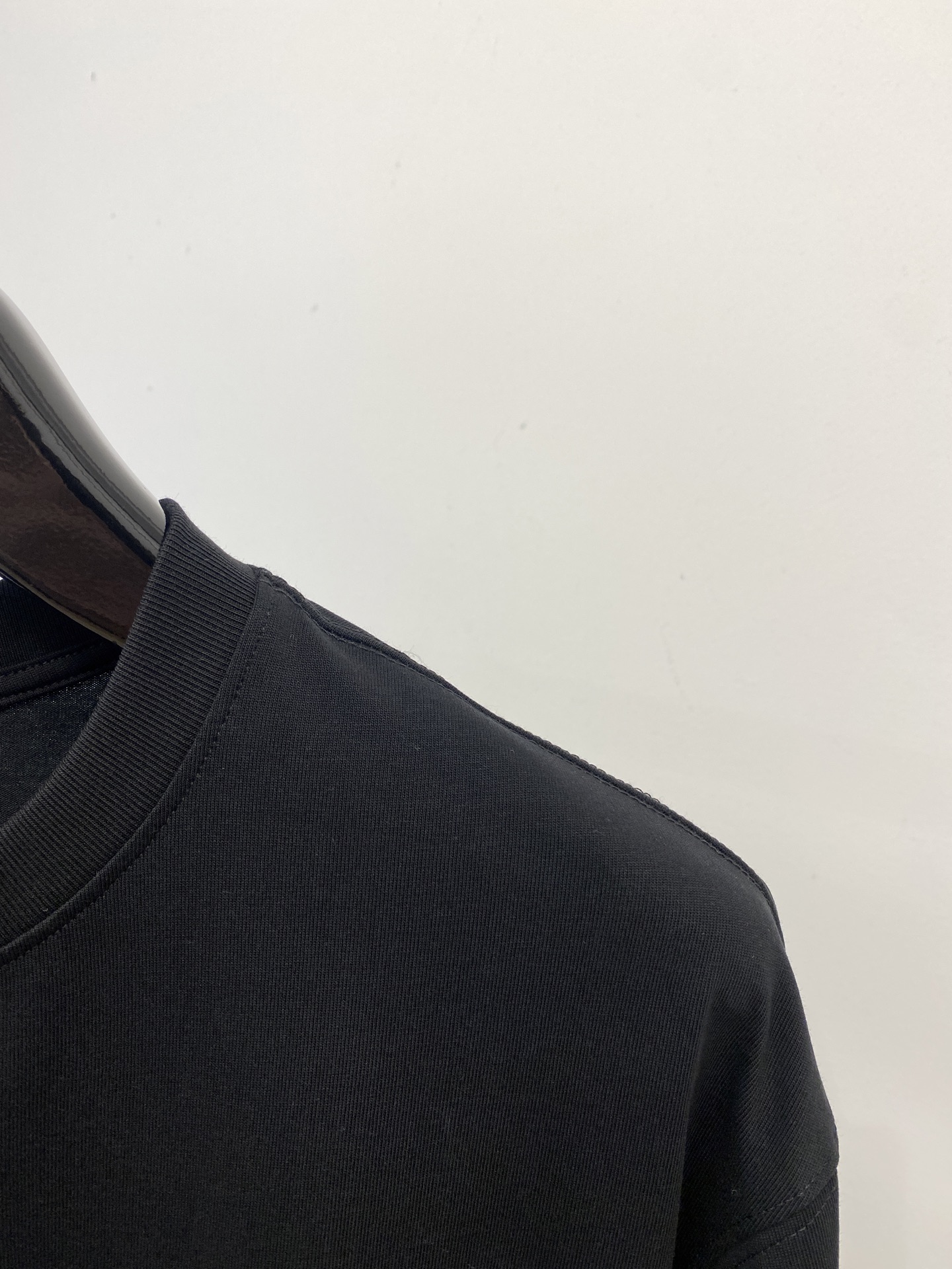 巴宝莉、2025最新款短袖T恤，帅气时尚，胸口精致刺绣字母logo，简约百搭款。面料棉 不仅挺括，保持潮