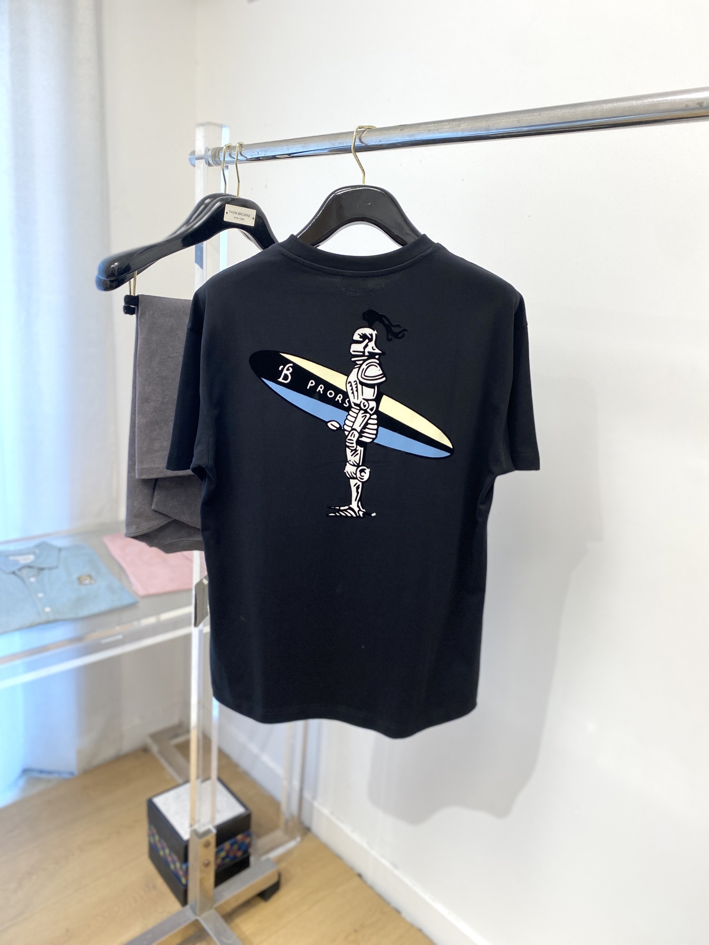 巴宝莉、2025最新款短袖T恤，帅气时尚，胸口精致刺绣字母logo，简约百搭款。面料棉 不仅挺括，保持潮