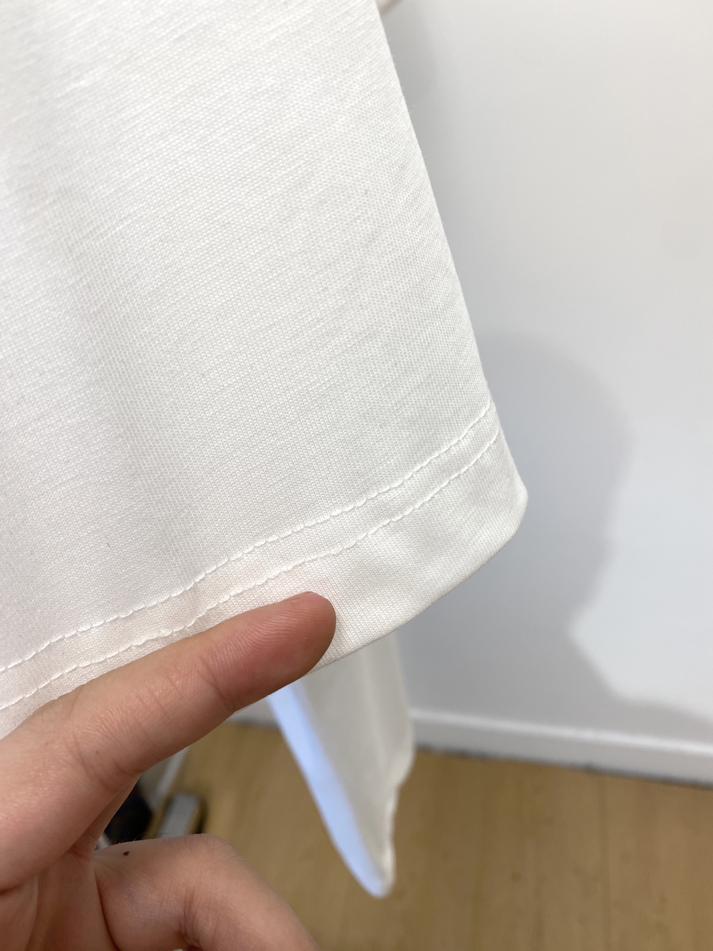 巴宝莉、2025最新款短袖T恤，帅气时尚，胸口精致刺绣字母logo，简约百搭款。面料棉 不仅挺括，保持潮